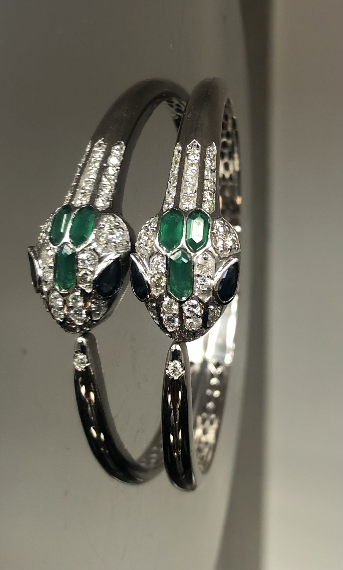 Beautiful Natural Diamond, Blue Sapphire and Green Onyx Snake Bracelet With 18k White Gold - Image 4 of 7