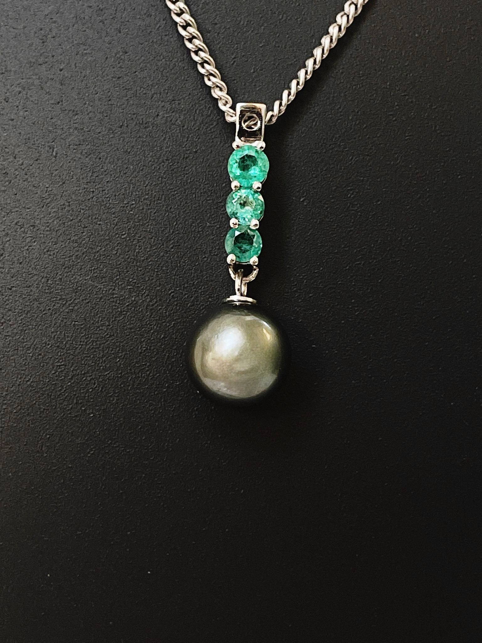 Beautiful 9.25CT Natural Tahitian Pearl With Emerald & Platinum Pendant - Image 2 of 5