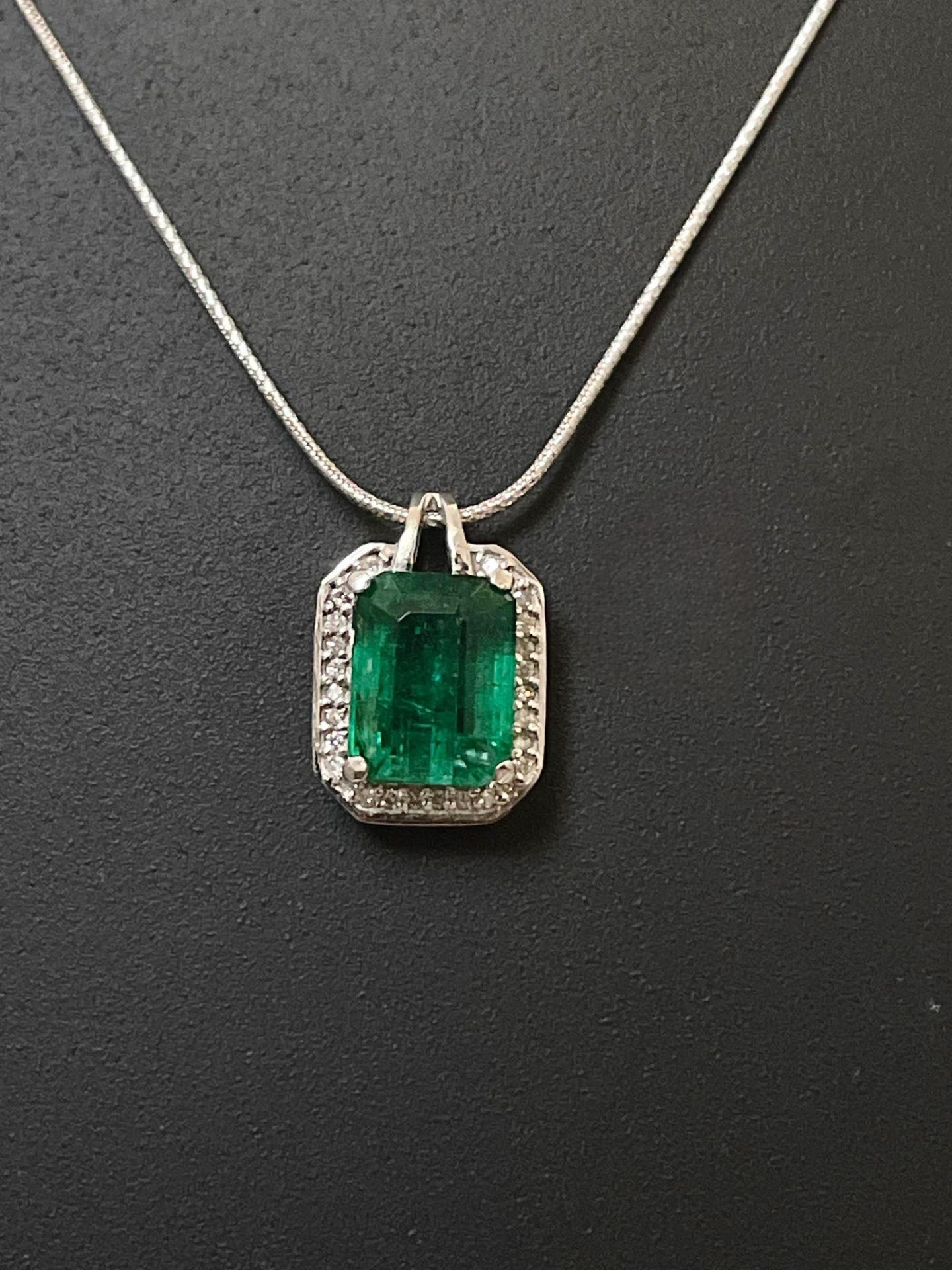 Beautiful 3.04 CT Natural Emerald Pendant With Diamonds & Platinum 950 - Image 6 of 7