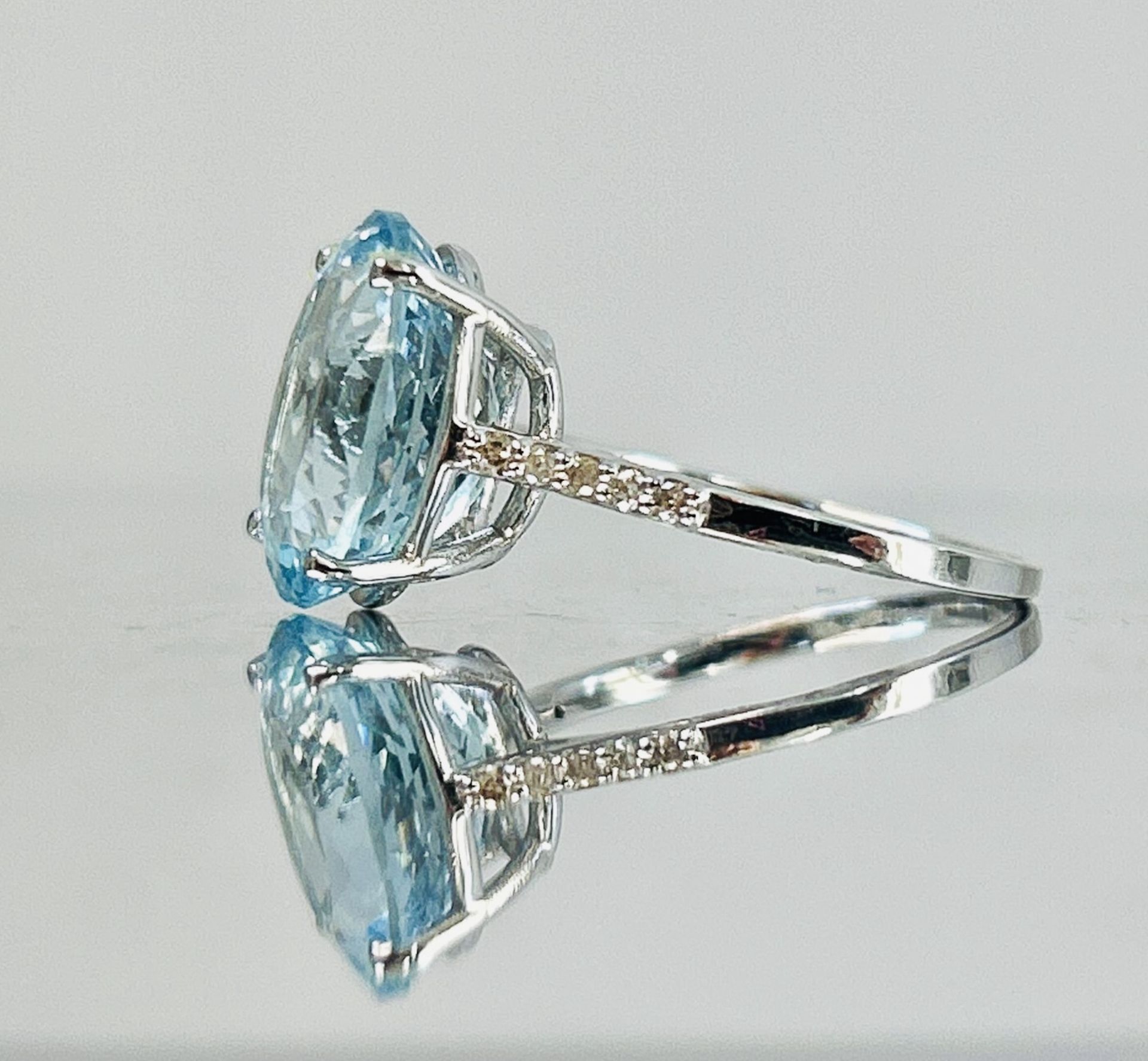 Beautiful Natural Flawless 5.81CT Aquamarine Ring With Diamonds and 18k Gold - Image 4 of 6