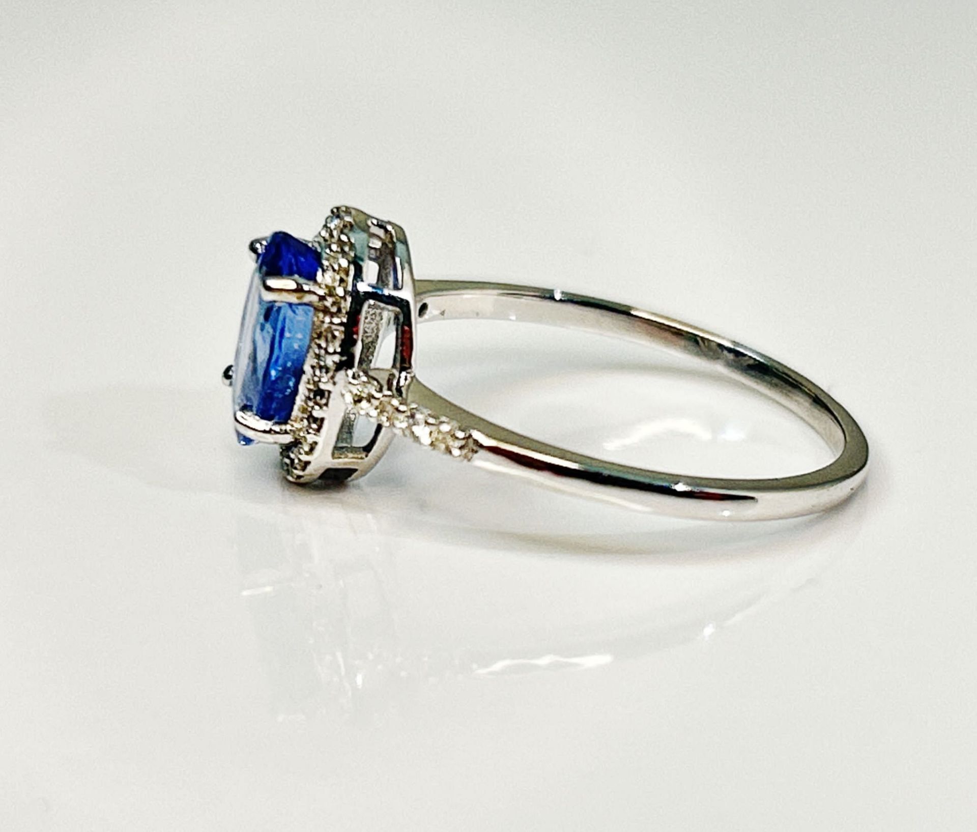 Beautiful 1.73CT Unheated Ceylon Cornflour Blue Sapphire Diamonds & 18k Gold - Image 4 of 6