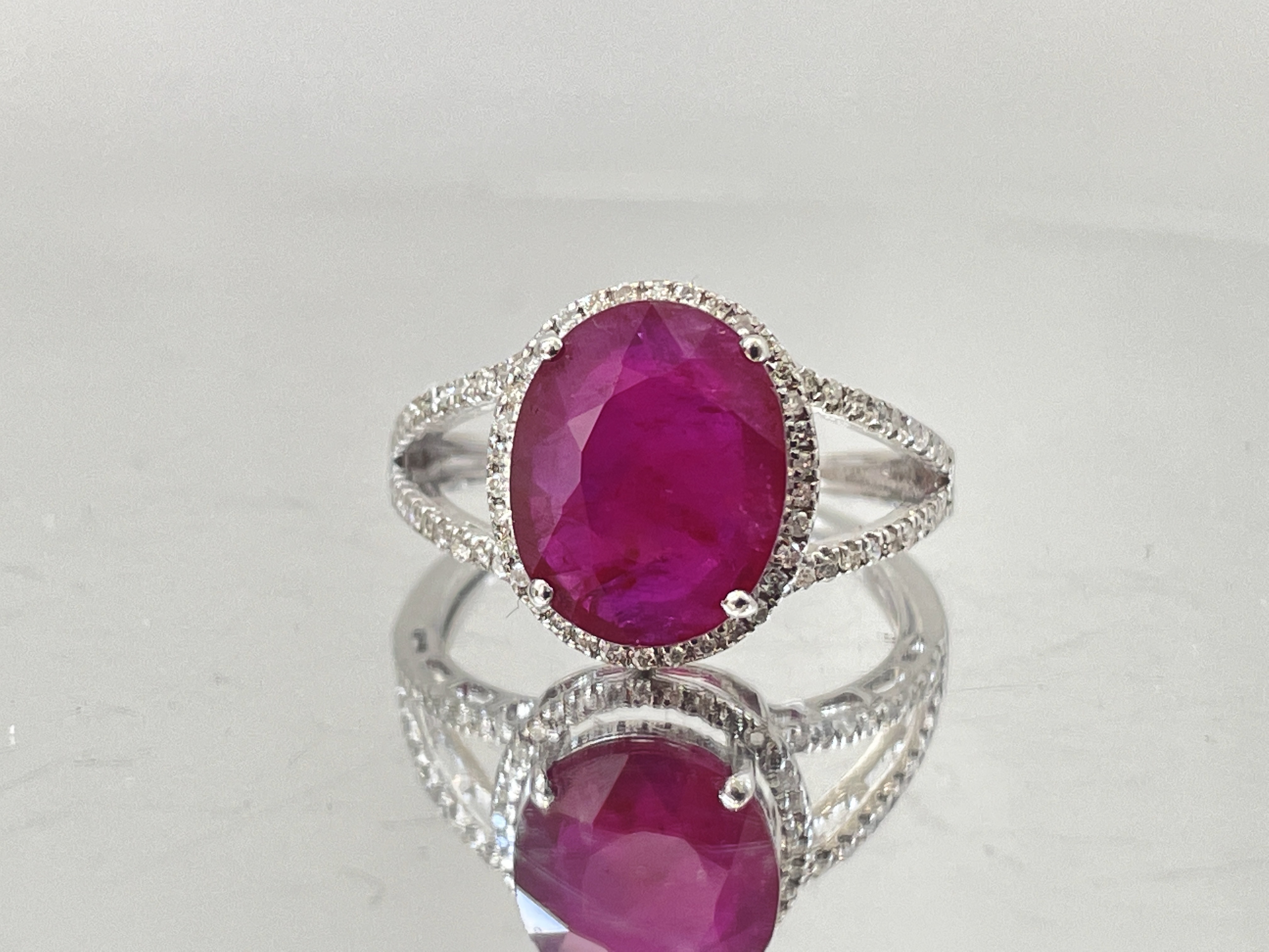Natural Burma Ruby 3.77Ct With Natural Diamonds & 18kGold - Image 2 of 6