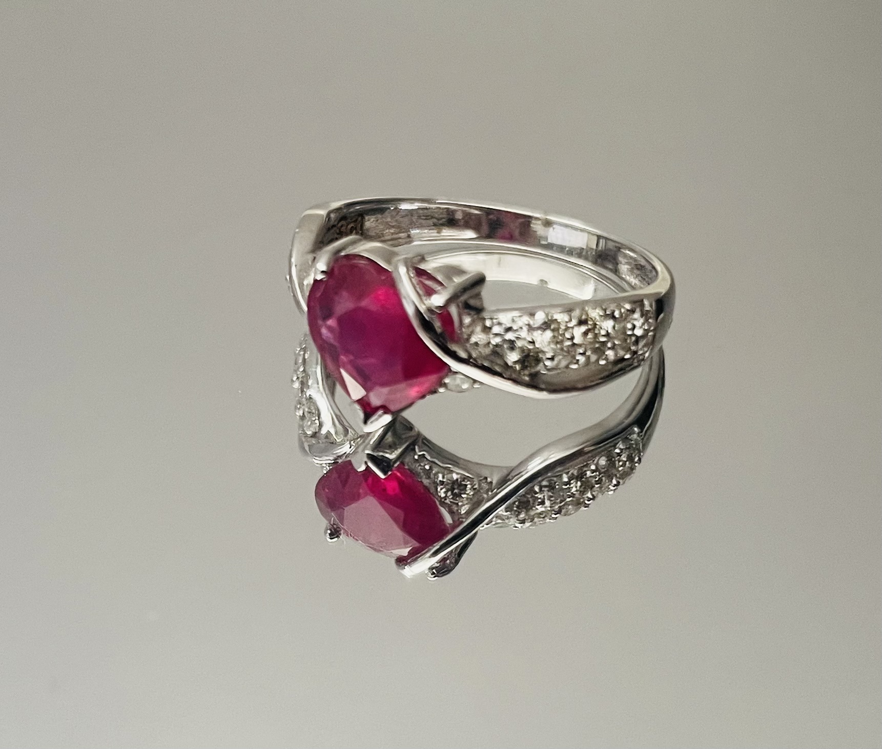 Beautiful Natural Heart Shape Burmese Ruby Ring 1.58 Ct With Diamonds & 18kGold - Image 4 of 7