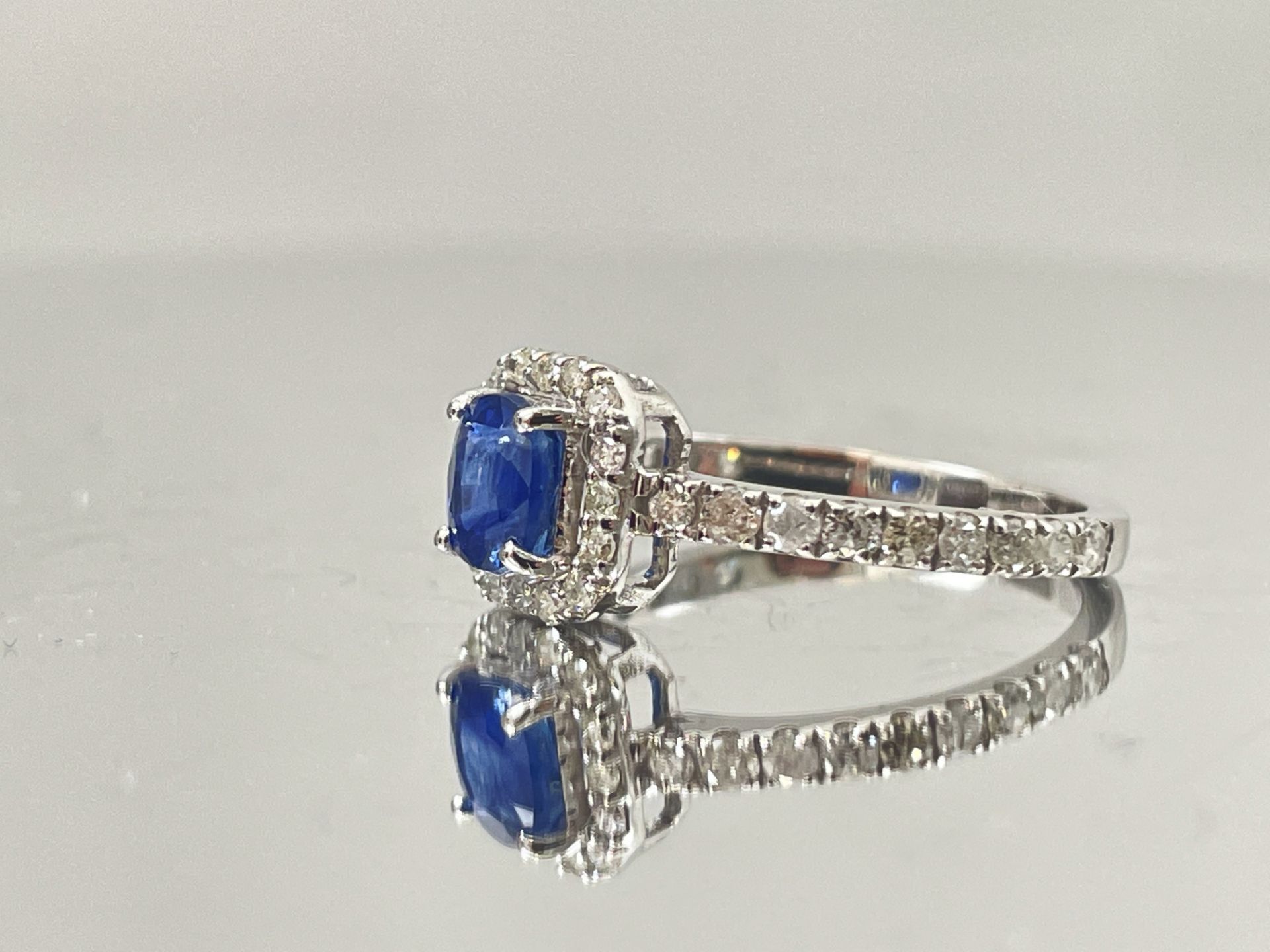 Beautiful Natural Ceylon Royal Blue Sapphire W Natural Diamonds & 18kGold - Image 3 of 6