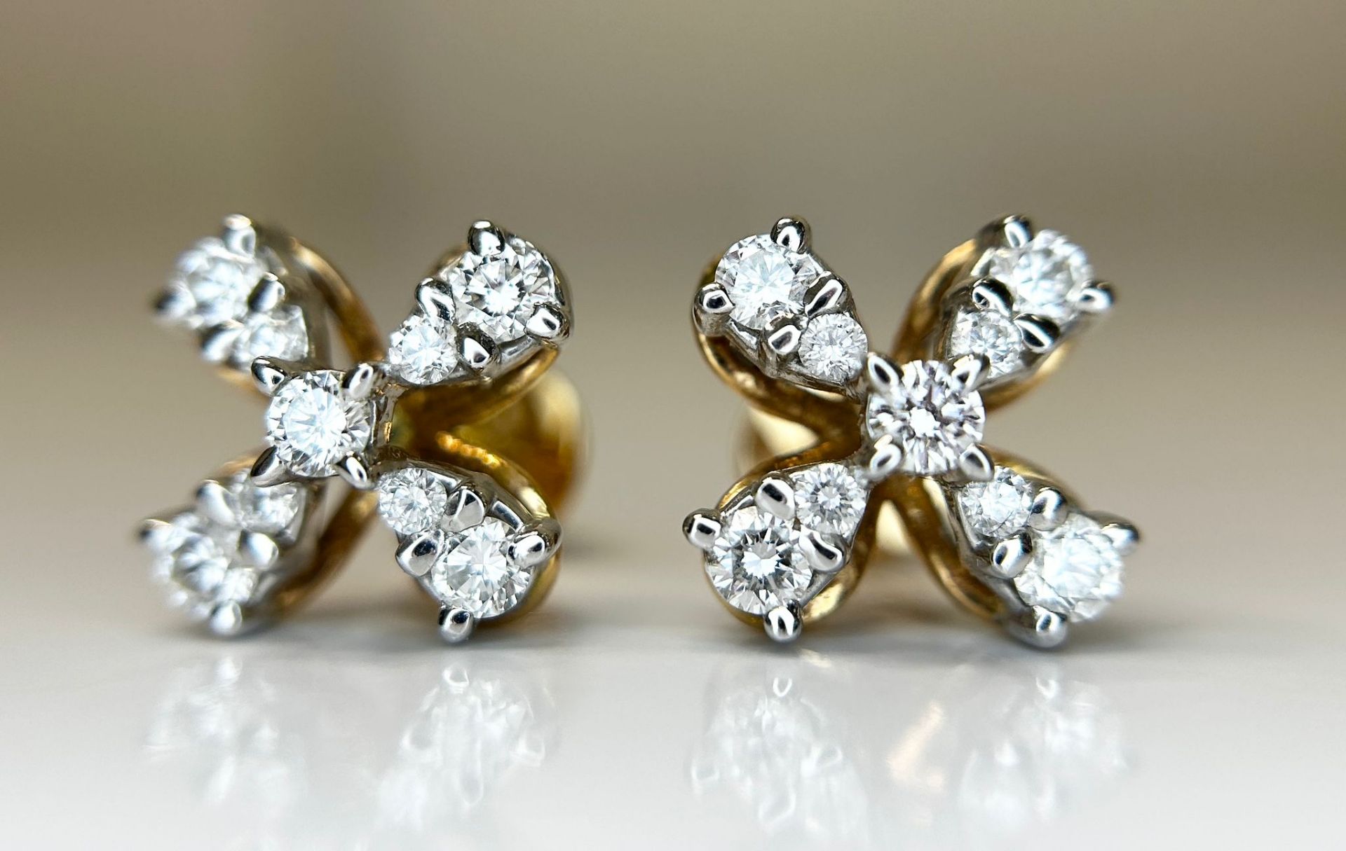 Beautiful 0.80 CT Round VVS Natural Diamond Stud Earrings 18k White Gold - Image 6 of 6