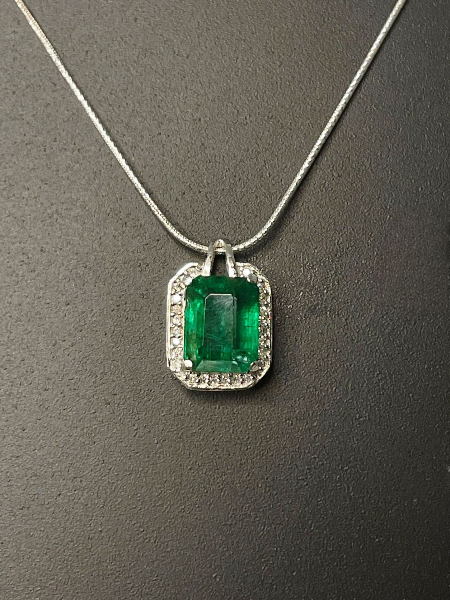 Beautiful 3.04 CT Natural Emerald Pendant With Diamonds & Platinum 950 - Image 4 of 7