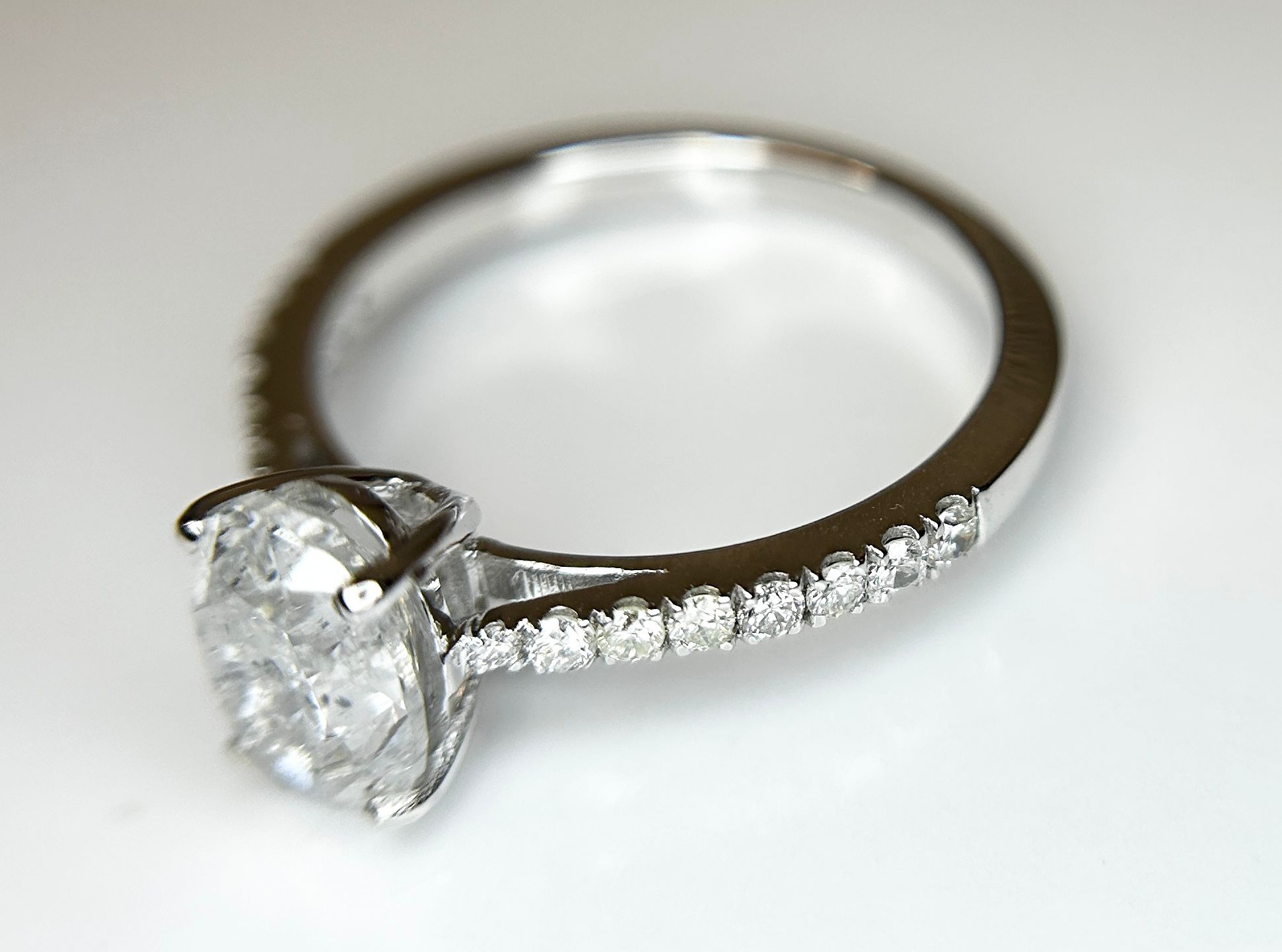 Beautiful Natural 1.69 CT Diamond Ring With 18k Gold - Image 5 of 8