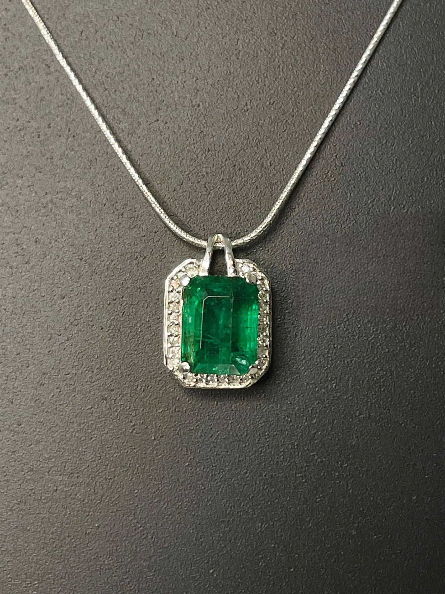 Beautiful 3.04 CT Natural Emerald Pendant With Diamonds & Platinum 950 - Image 2 of 7