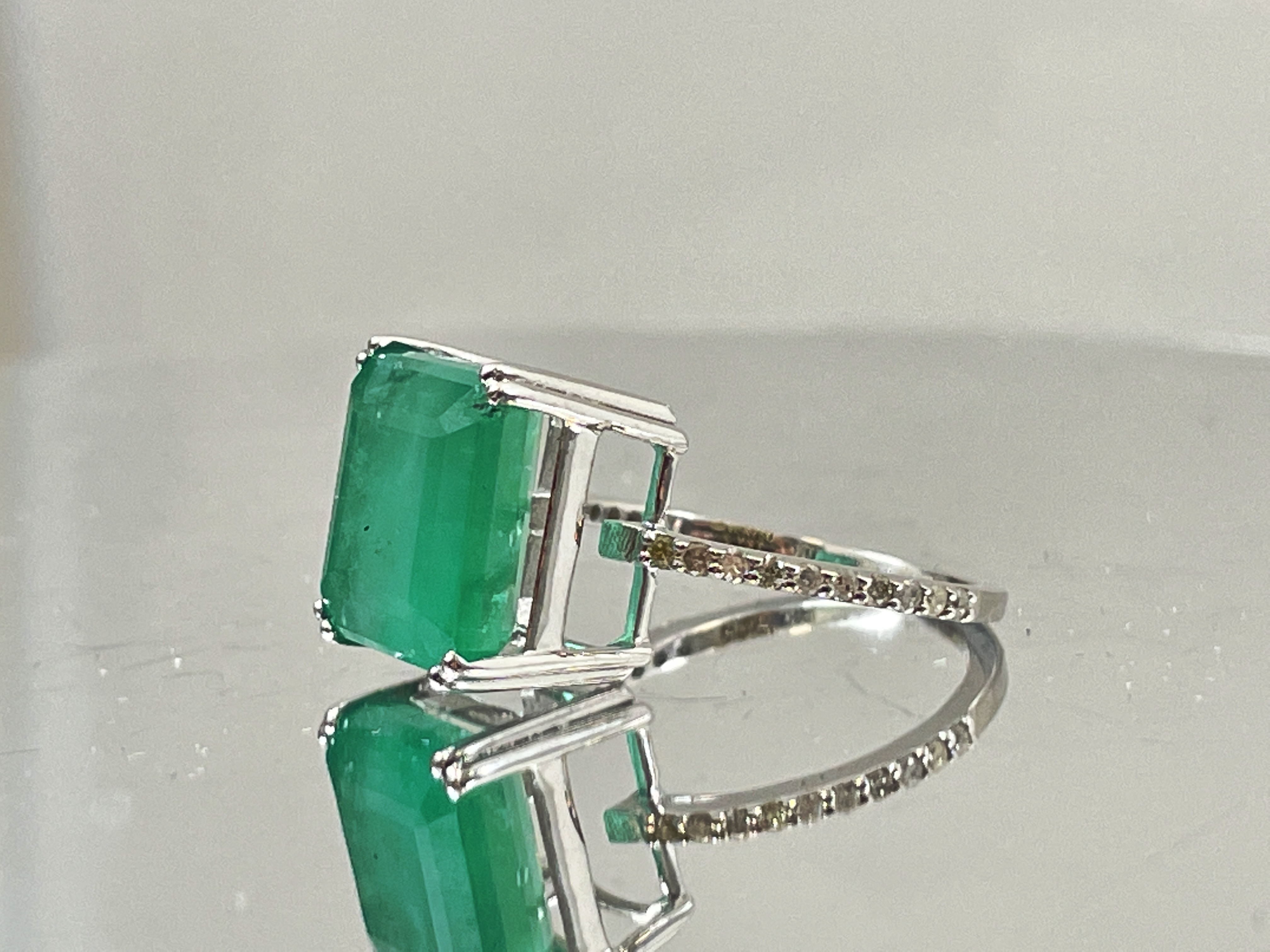 Beautiful 7.19CT Natural Emerald With Natural Diamonds & 18k White Gold - Image 4 of 9