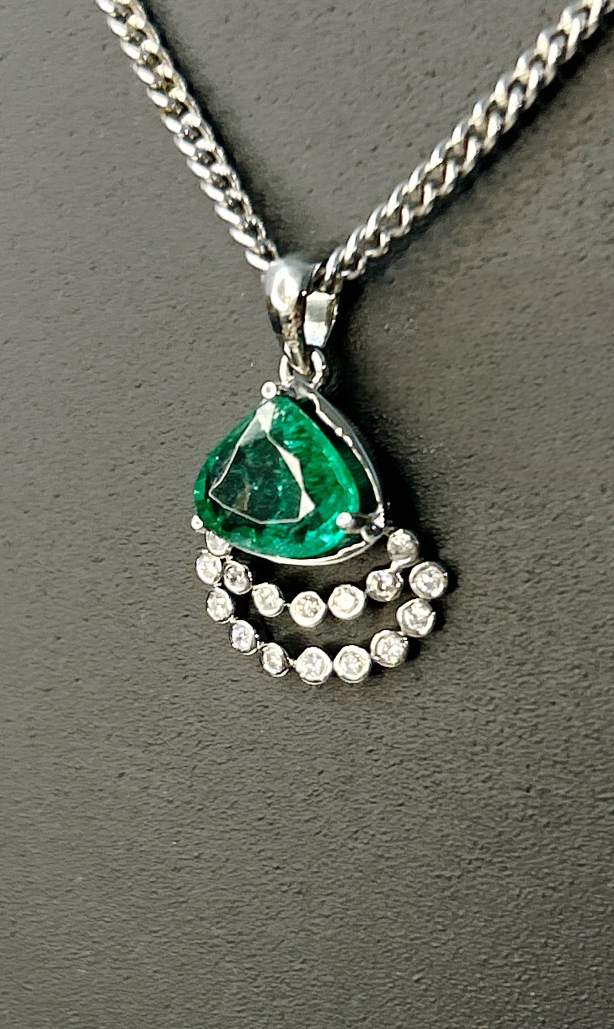 Beautiful Natural Emerald Pendant With Diamonds & Platinum 950 - Image 2 of 6