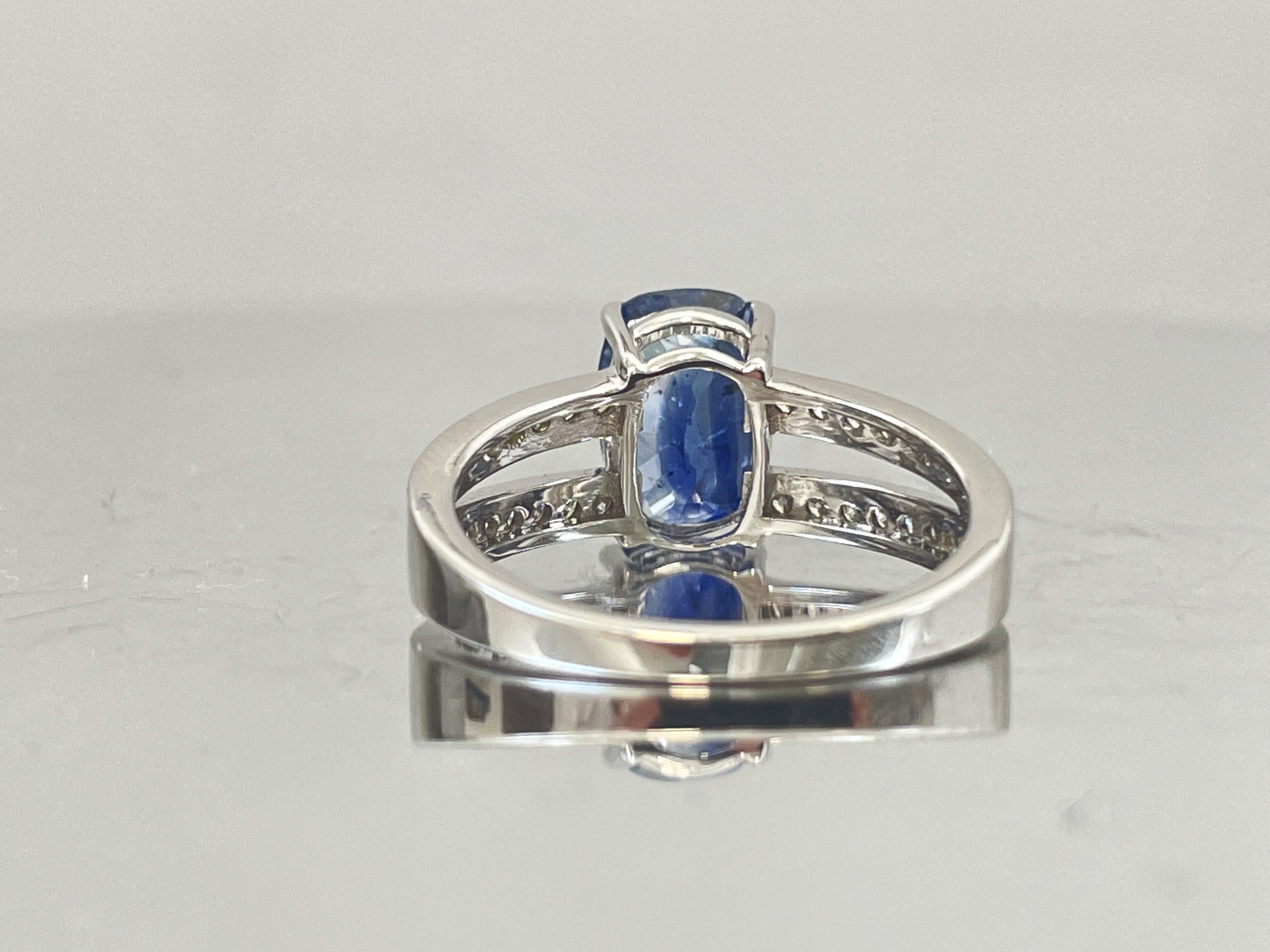 Beautiful 3.16 CT Natural Ceylon Cornflour Blue Sapphire Diamonds & 18k Gold - Image 5 of 6