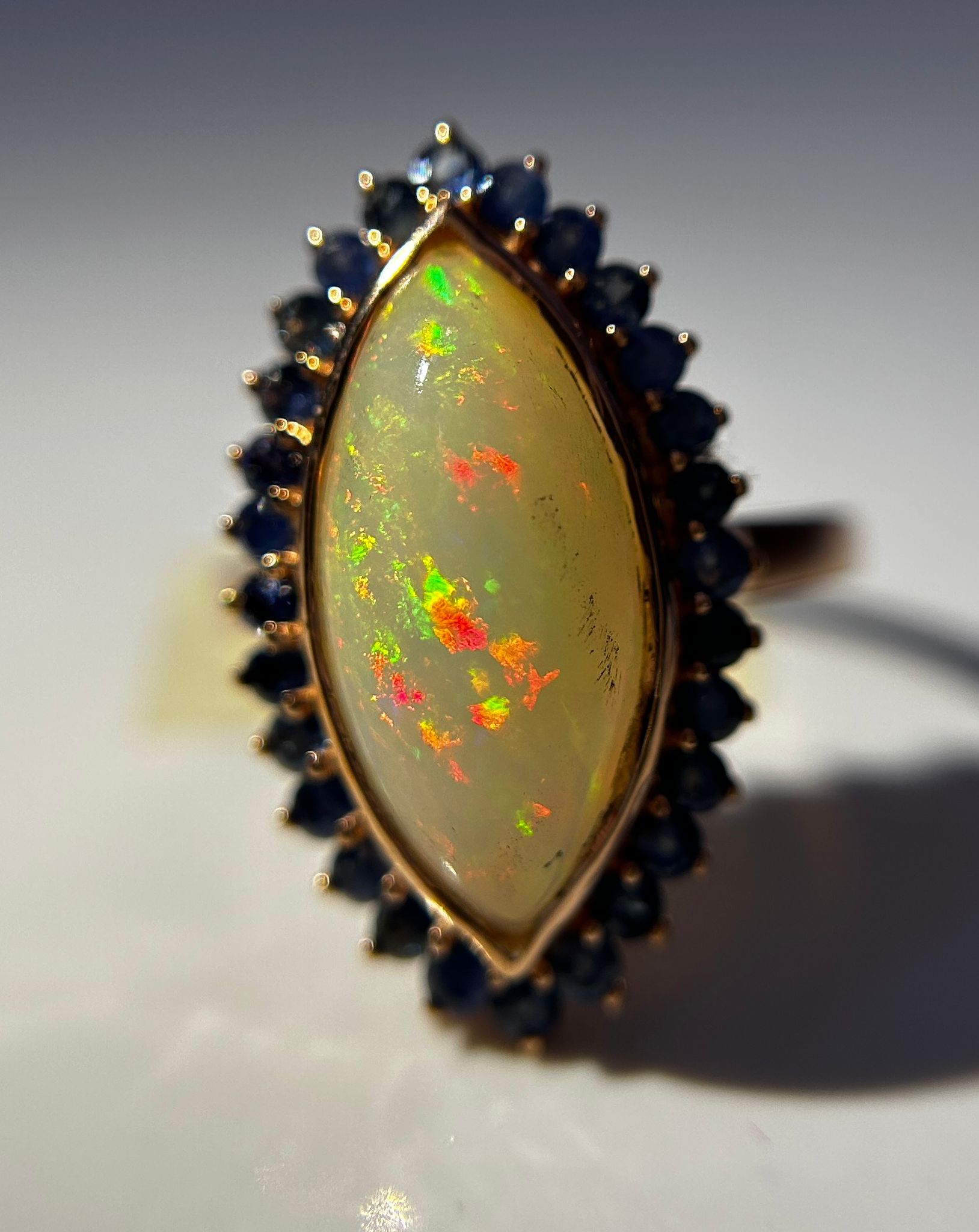 Beautiful Natural Opal Ring With Natural Blue Sapphire and 18k Gold - Image 3 of 5
