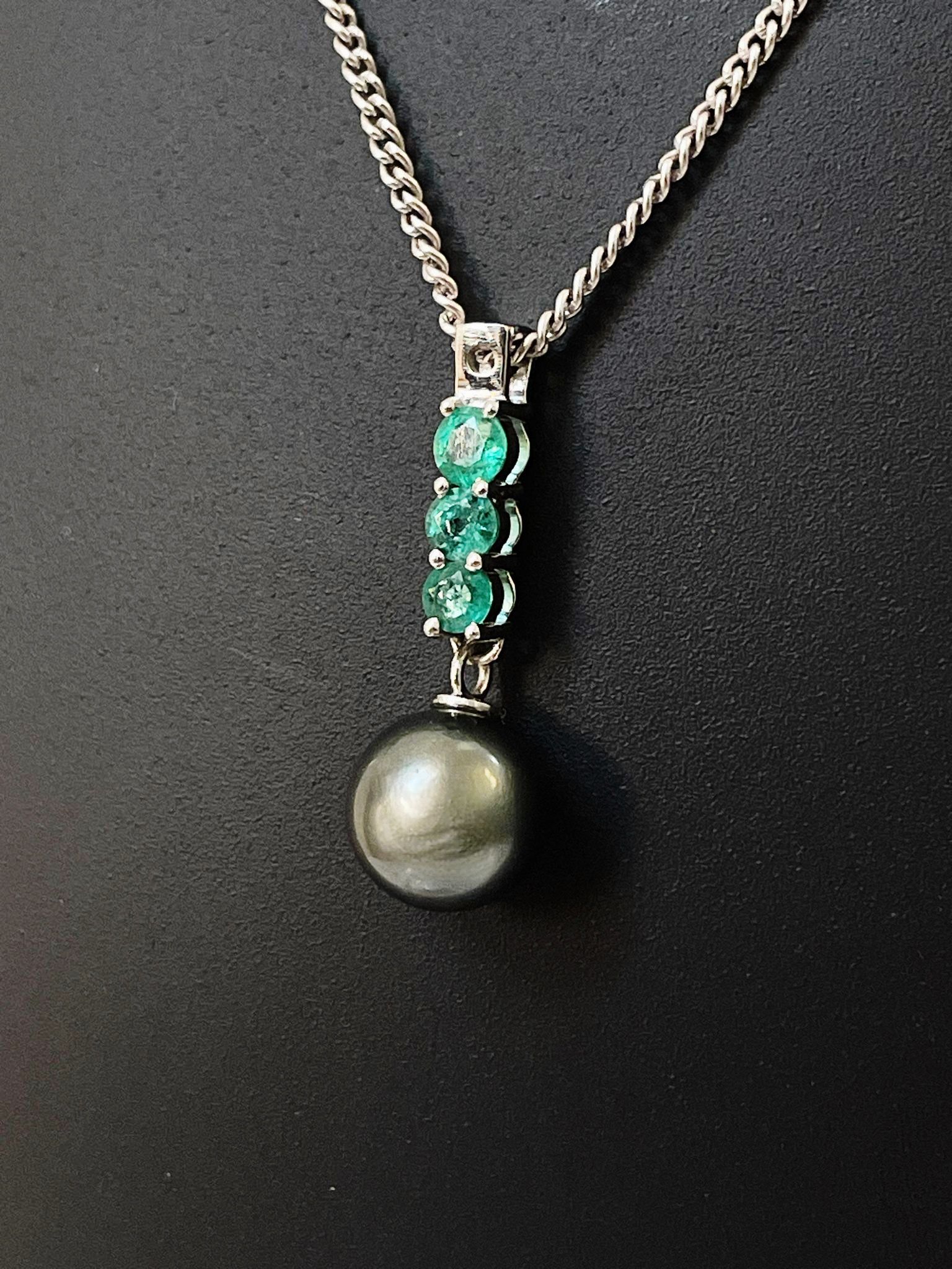 Beautiful 9.25CT Natural Tahitian Pearl With Emerald & Platinum Pendant - Image 4 of 5