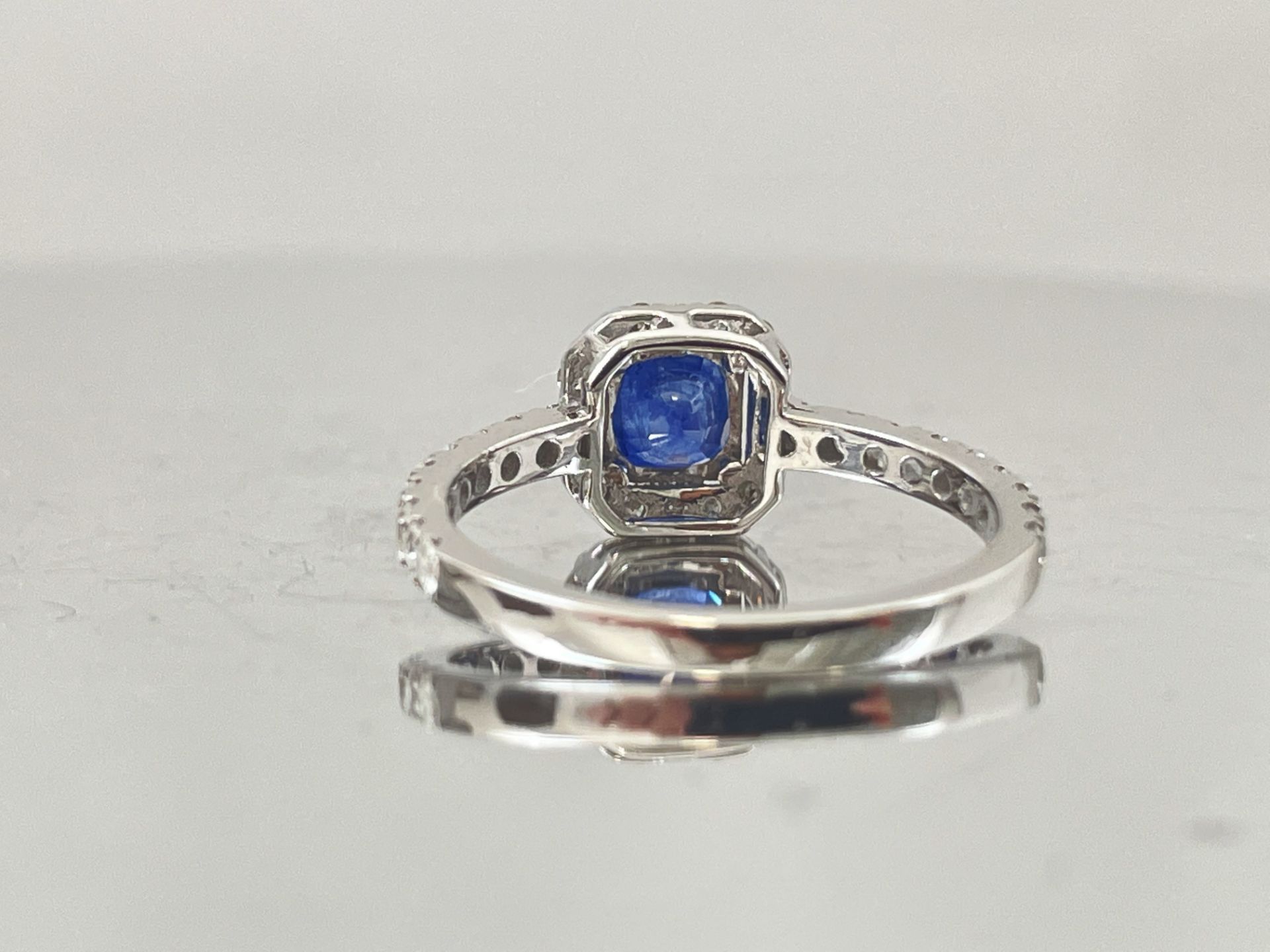 Beautiful Natural Ceylon Royal Blue Sapphire W Natural Diamonds & 18kGold - Image 5 of 6