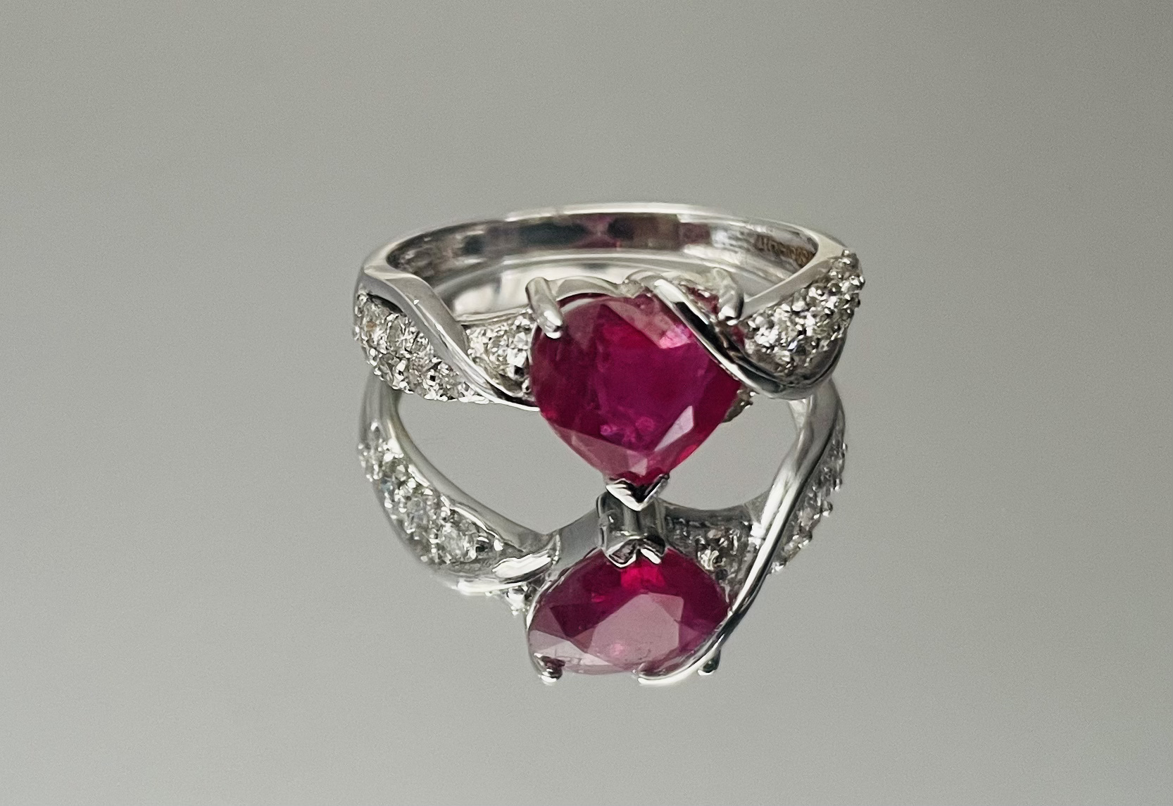 Beautiful Natural Heart Shape Burmese Ruby Ring 1.58 Ct With Diamonds & 18kGold - Image 3 of 7