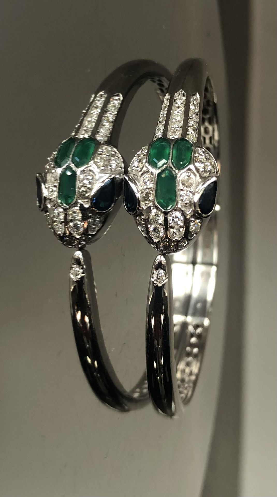 Beautiful Natural Diamond, Blue Sapphire and Green Onyx Snake Bracelet With 18k White Gold - Image 3 of 7