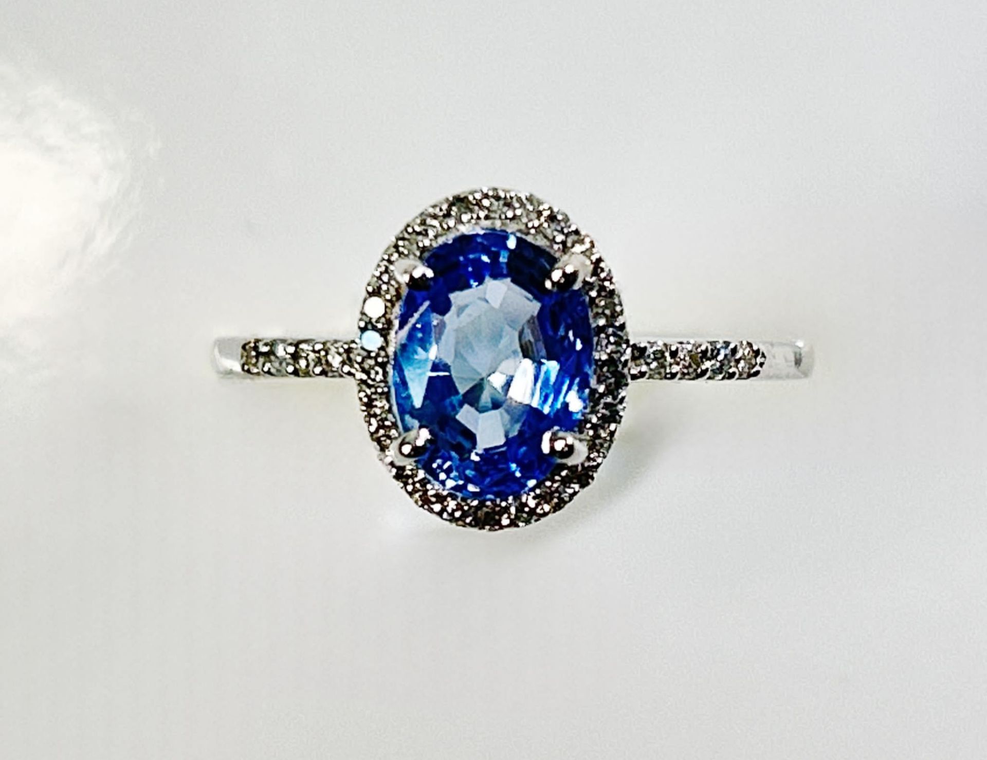 Beautiful 1.73CT Unheated Ceylon Cornflour Blue Sapphire Diamonds & 18k Gold - Image 2 of 6
