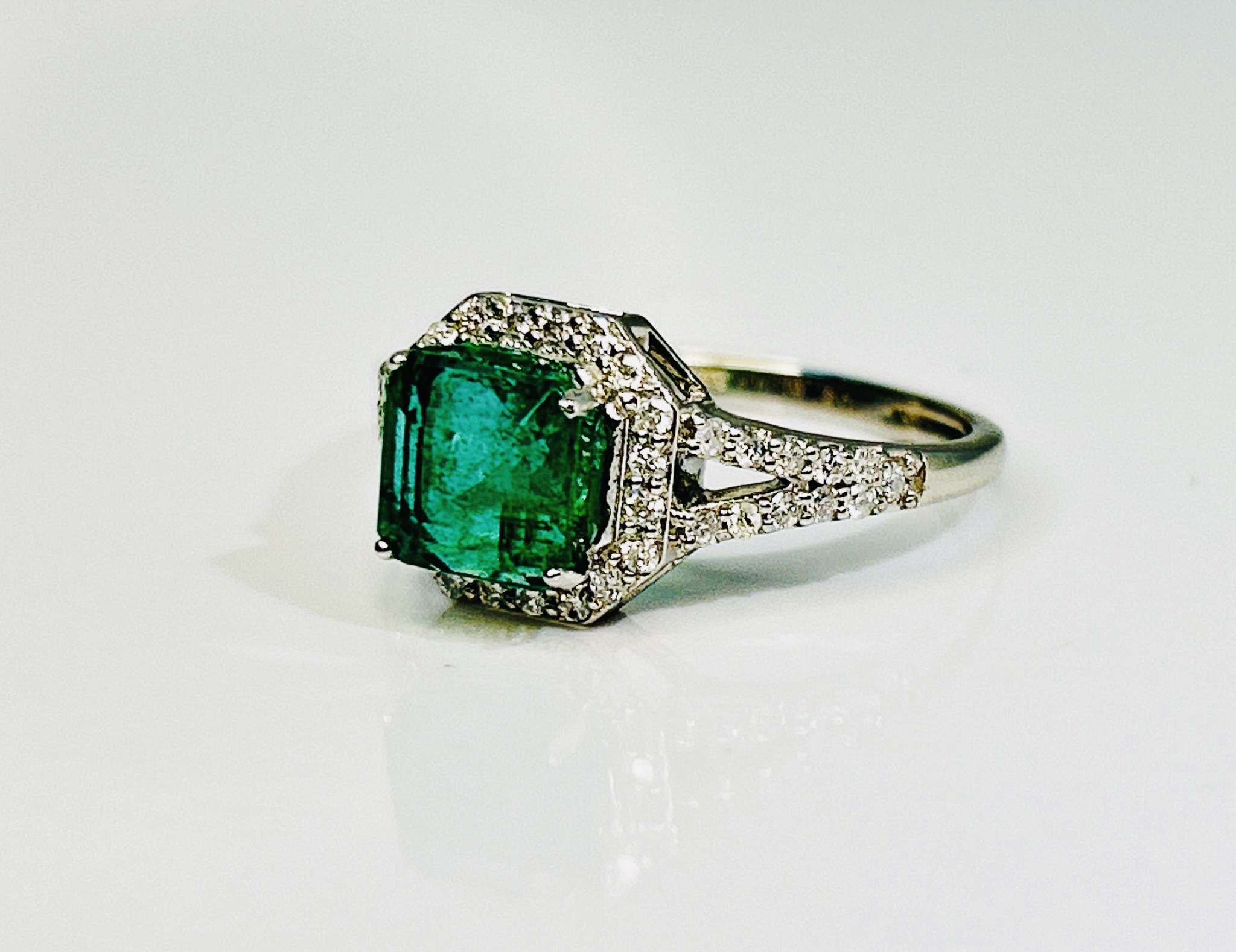 Beautiful 1.64 CT Natural Emerald Ring With Natural Diamonds & Platinum 950 - Image 3 of 6