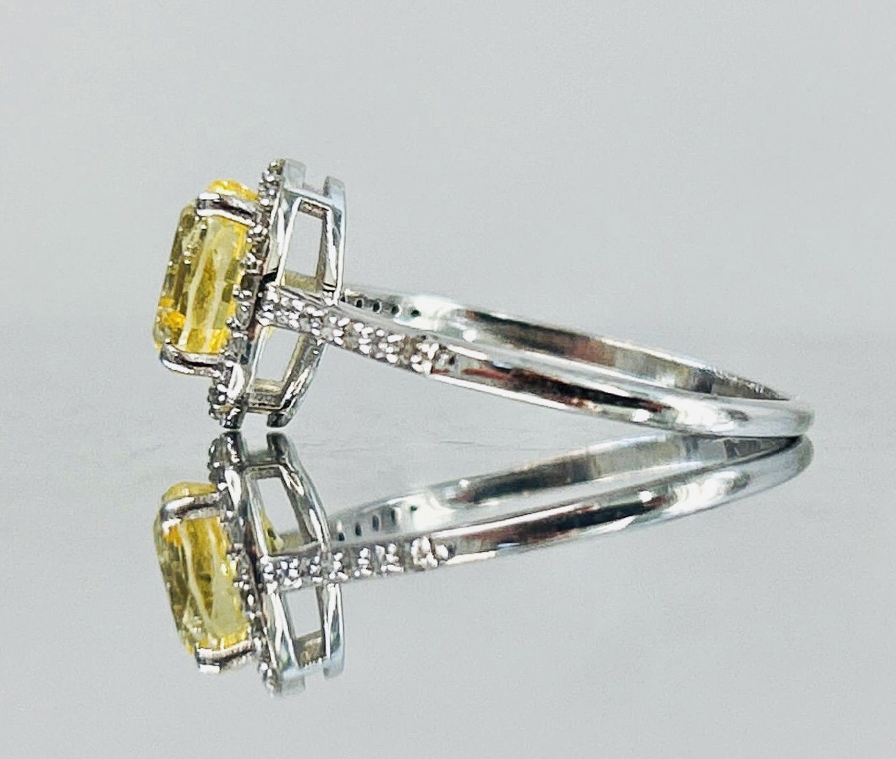 Beautiful Unheated Untreated Natural Ceylon yellow Sapphire Diamonds & 18k Gold - Image 5 of 7