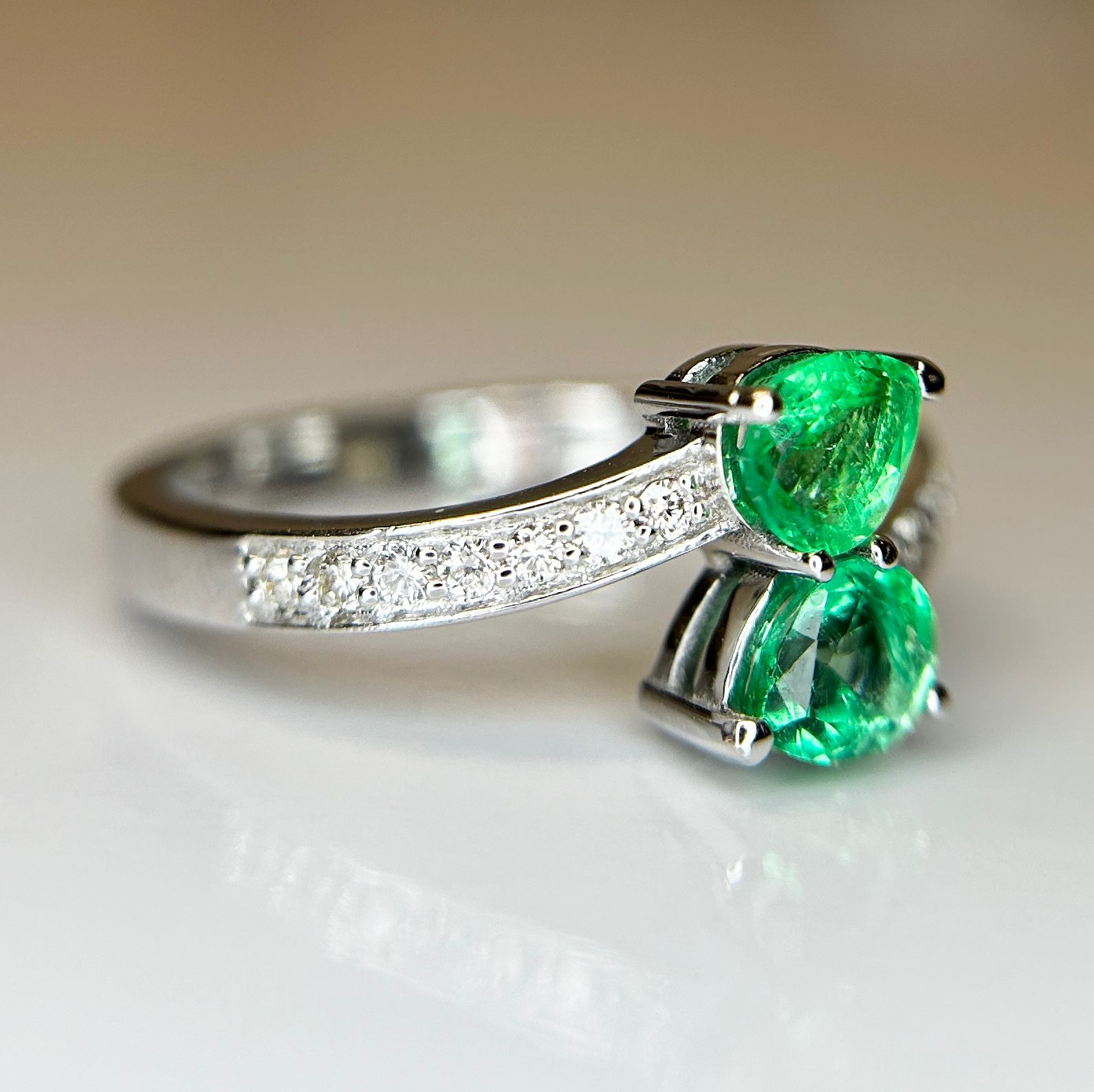 Beautiful 0.60ct Natural Emerald With Natural Diamonds & 18k White Gold - Image 2 of 7