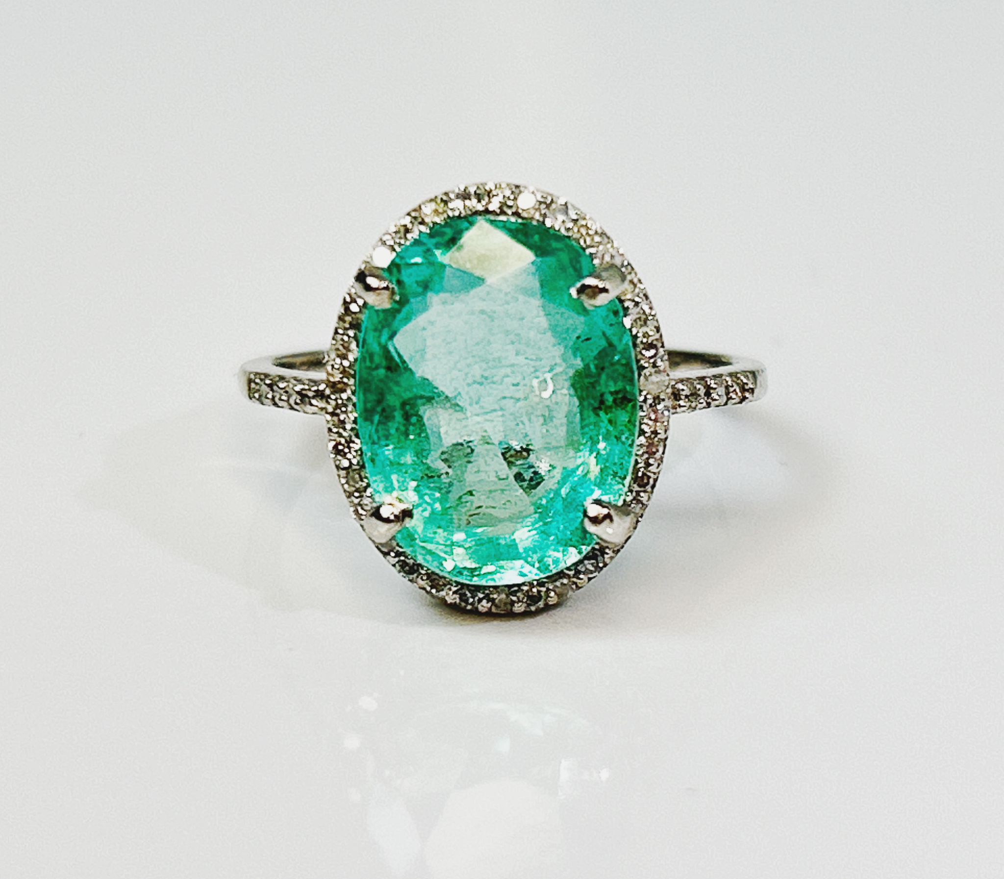 Beautiful 4.15CT Natural Untreated Columbian Emerald Ring, Diamonds & 18k Gold - Image 2 of 7