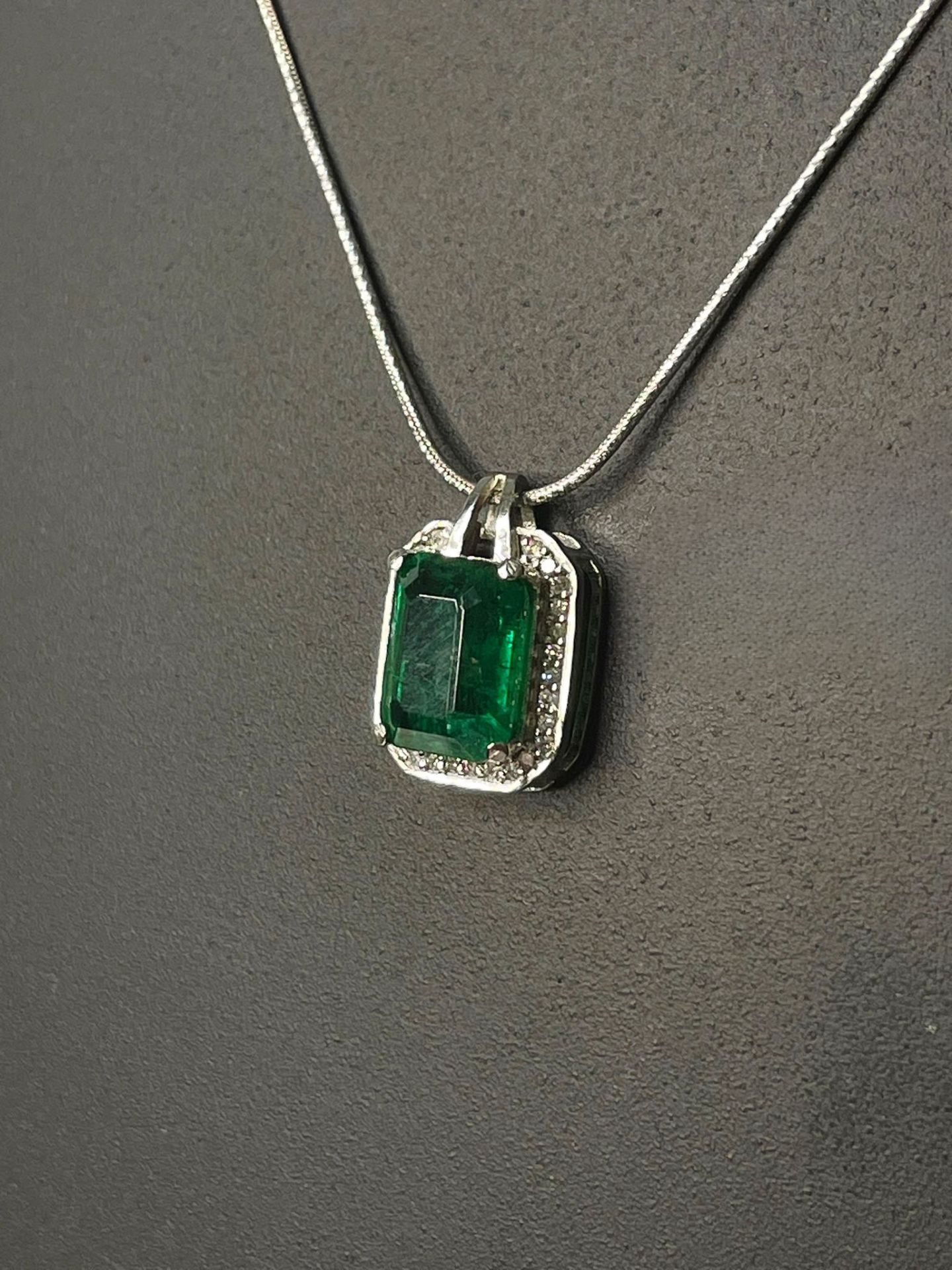 Beautiful 3.04 CT Natural Emerald Pendant With Diamonds & Platinum 950 - Image 3 of 7