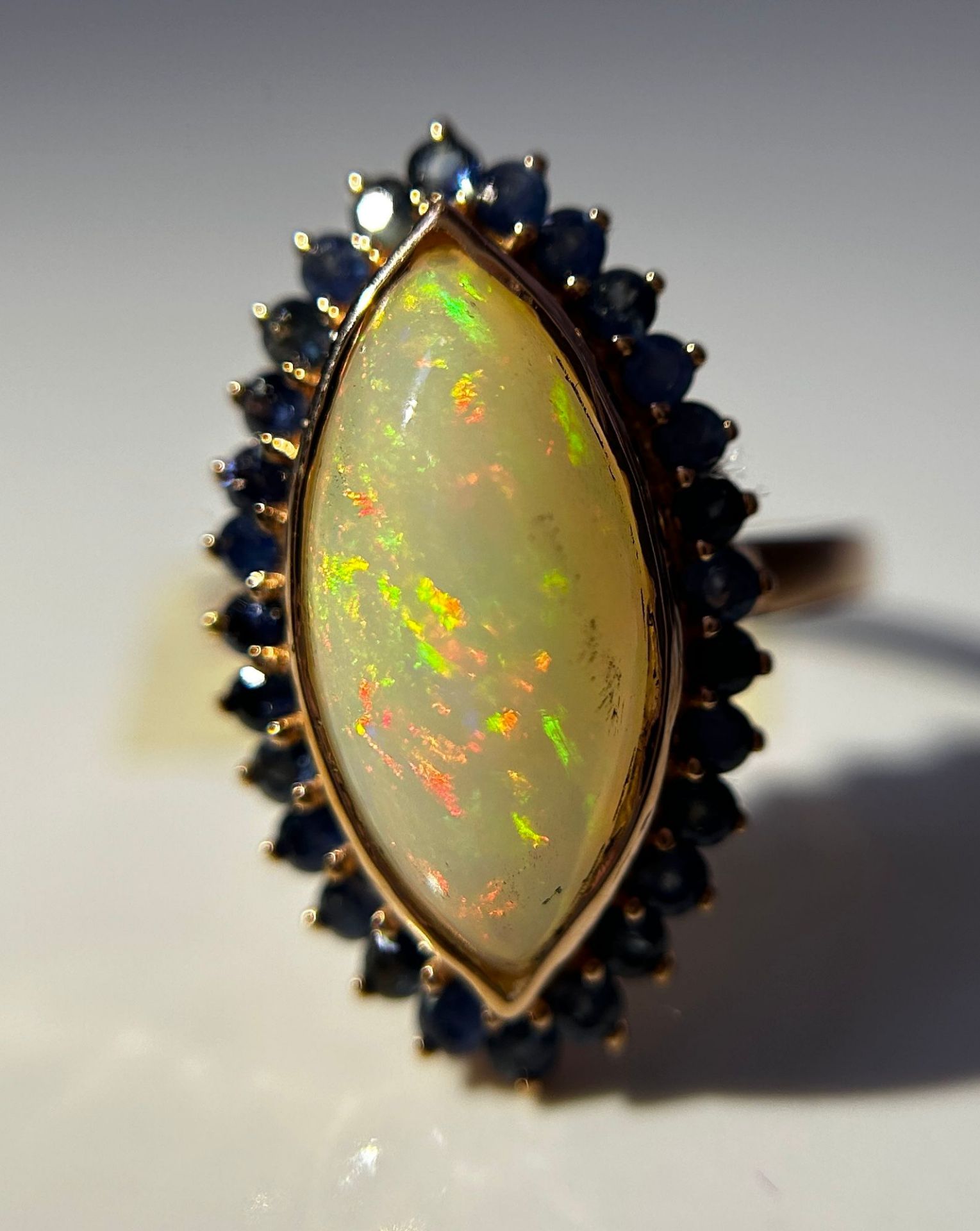 Beautiful Natural Opal Ring With Natural Blue Sapphire and 18k Gold - Image 4 of 5