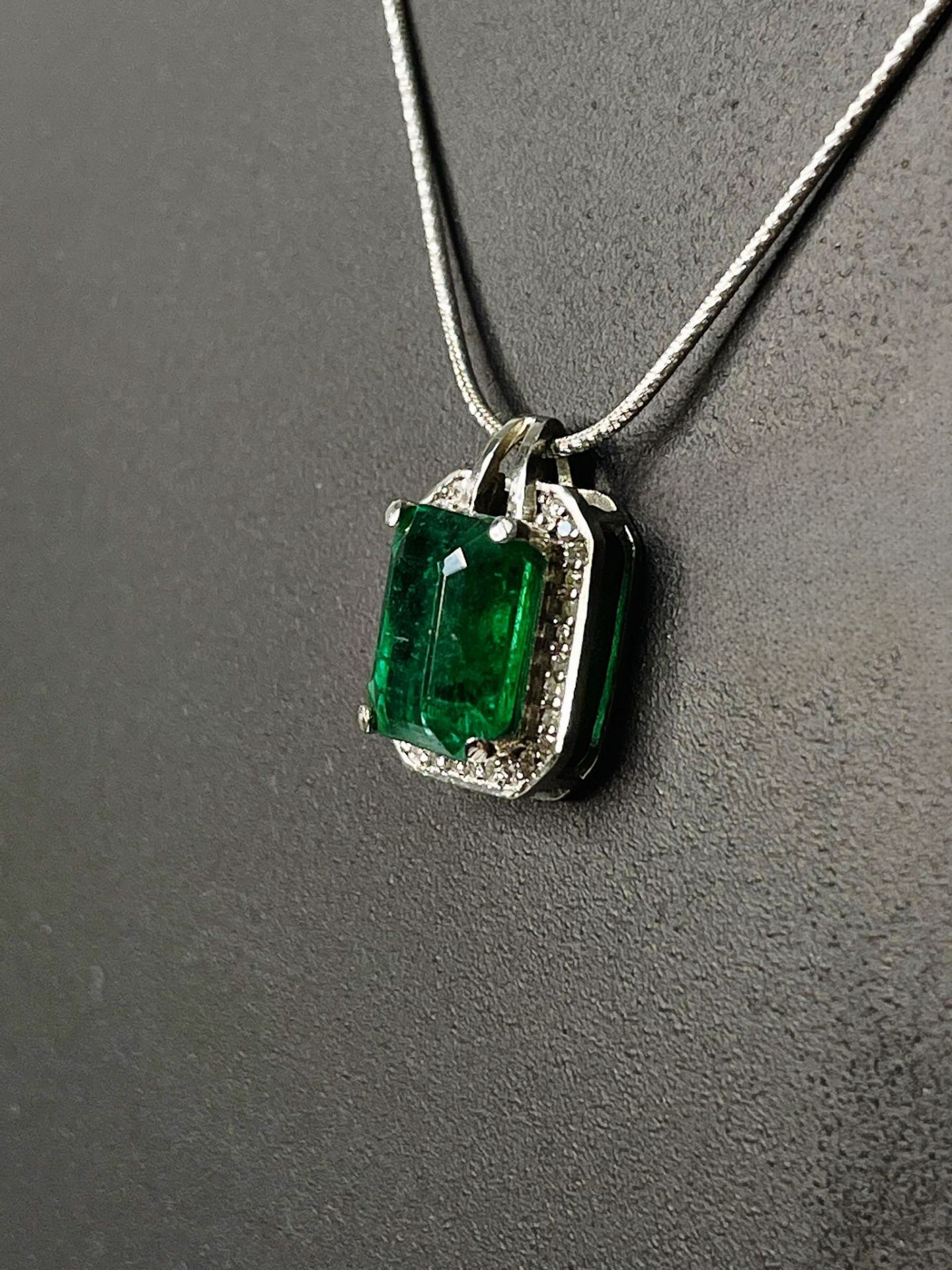 Beautiful 3.04 CT Natural Emerald Pendant With Diamonds & Platinum 950 - Image 5 of 7