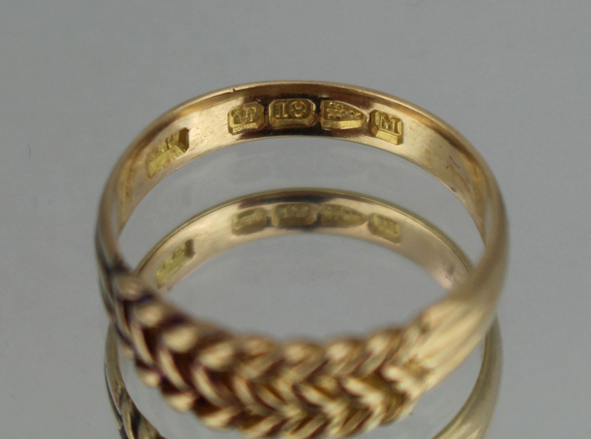 Patterned 18ct Gold Ring - Image 2 of 3