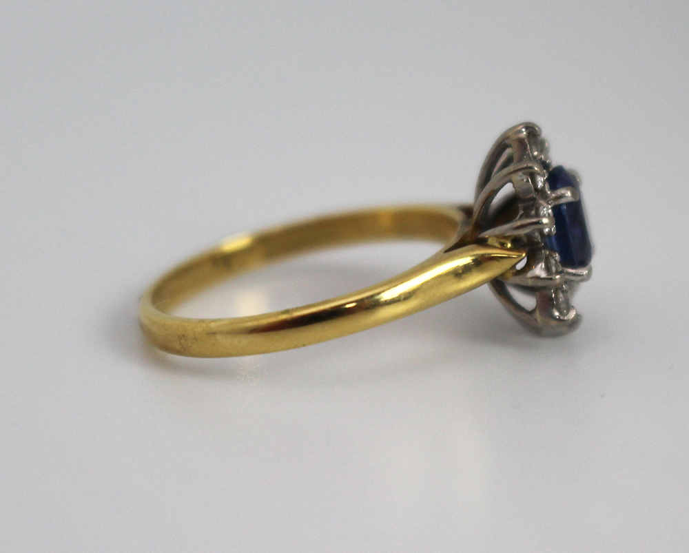 Cornflower Blue Sapphire & Diamond 18 ct. Cluster Ring - Image 3 of 11