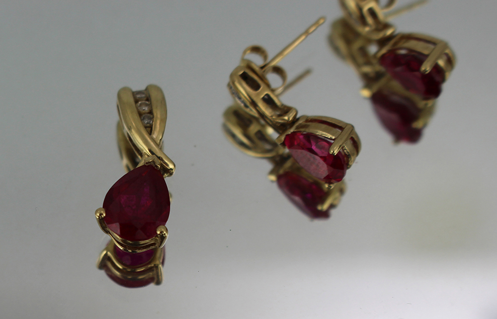 Pair of Ruby 9ct Gold Earrings & Matching Pendant - Image 2 of 4