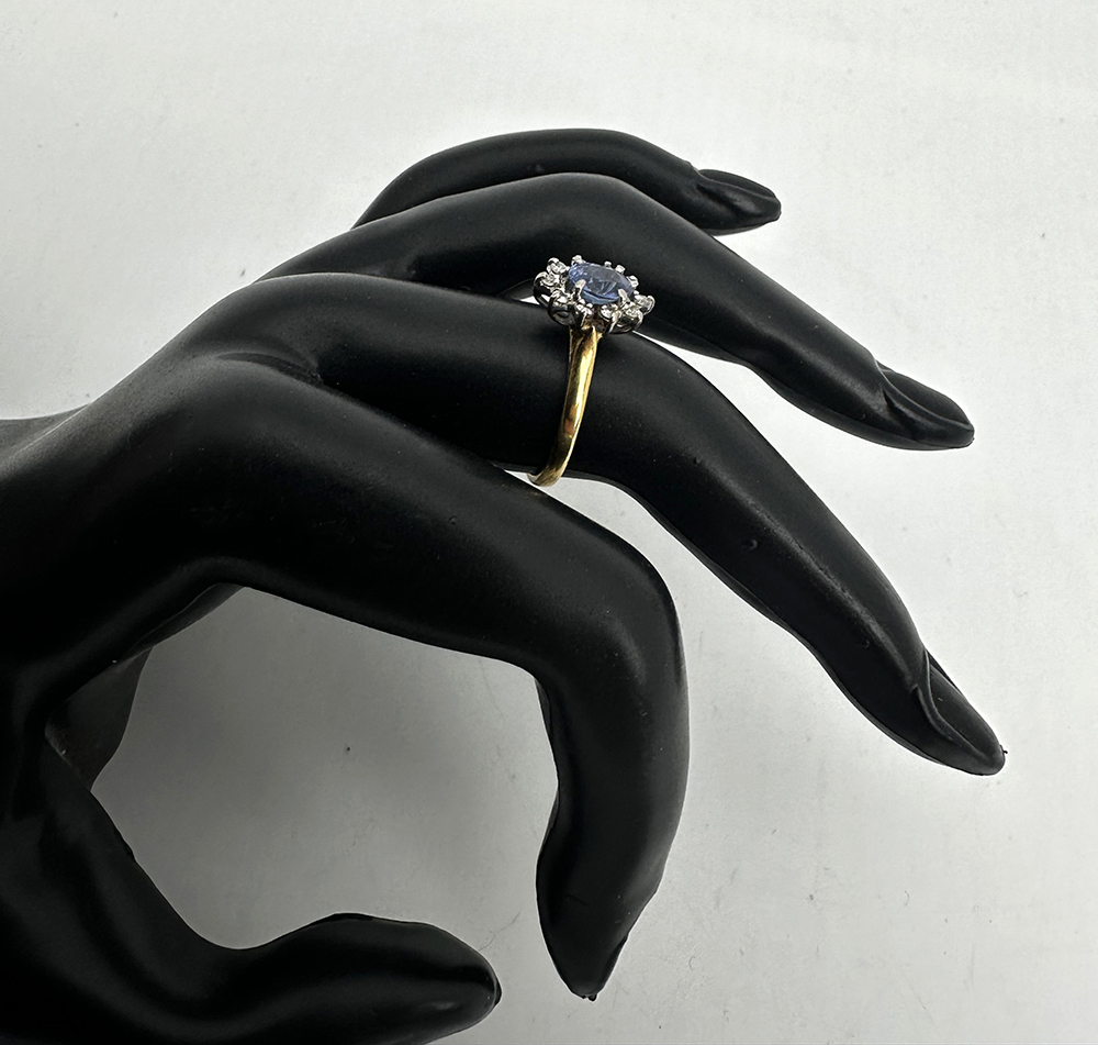 Cornflower Blue Sapphire & Diamond 18 ct. Cluster Ring - Image 11 of 11