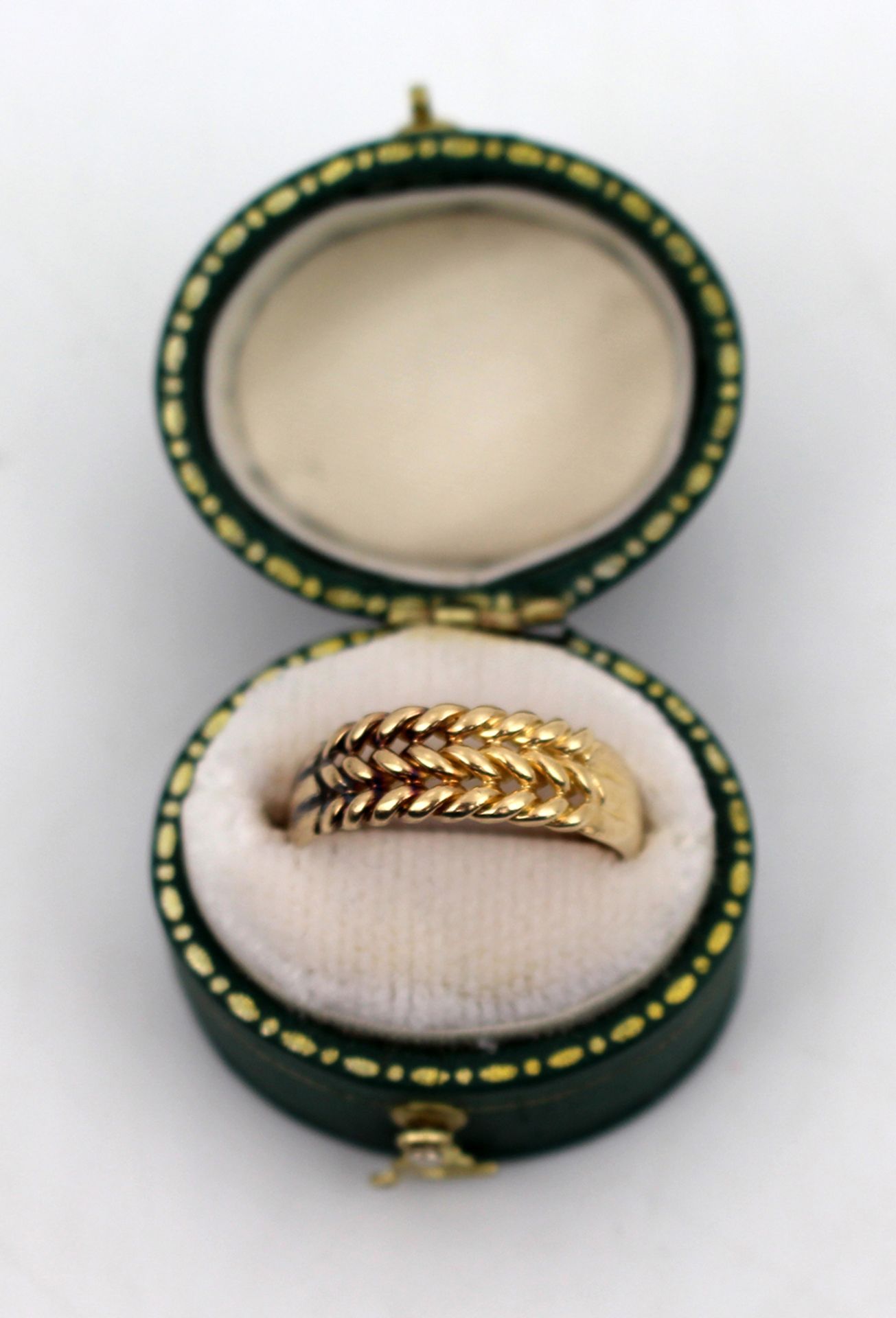 Patterned 18ct Gold Ring - Image 3 of 3