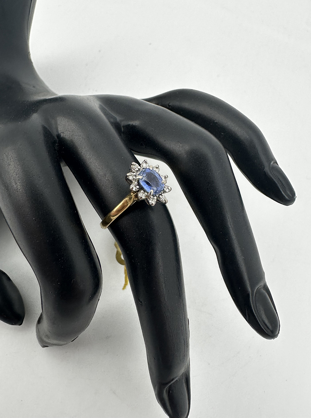 Cornflower Blue Sapphire & Diamond 18 ct. Cluster Ring - Image 8 of 11