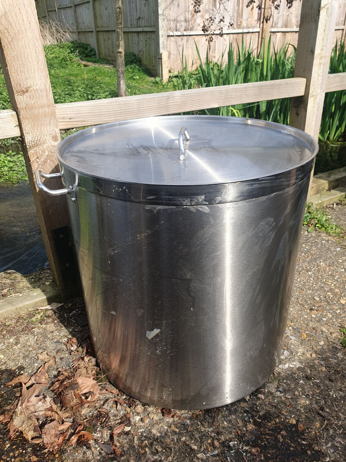 A Set of 5 Large Stainless Steel Pots With Lids. - Bild 18 aus 18