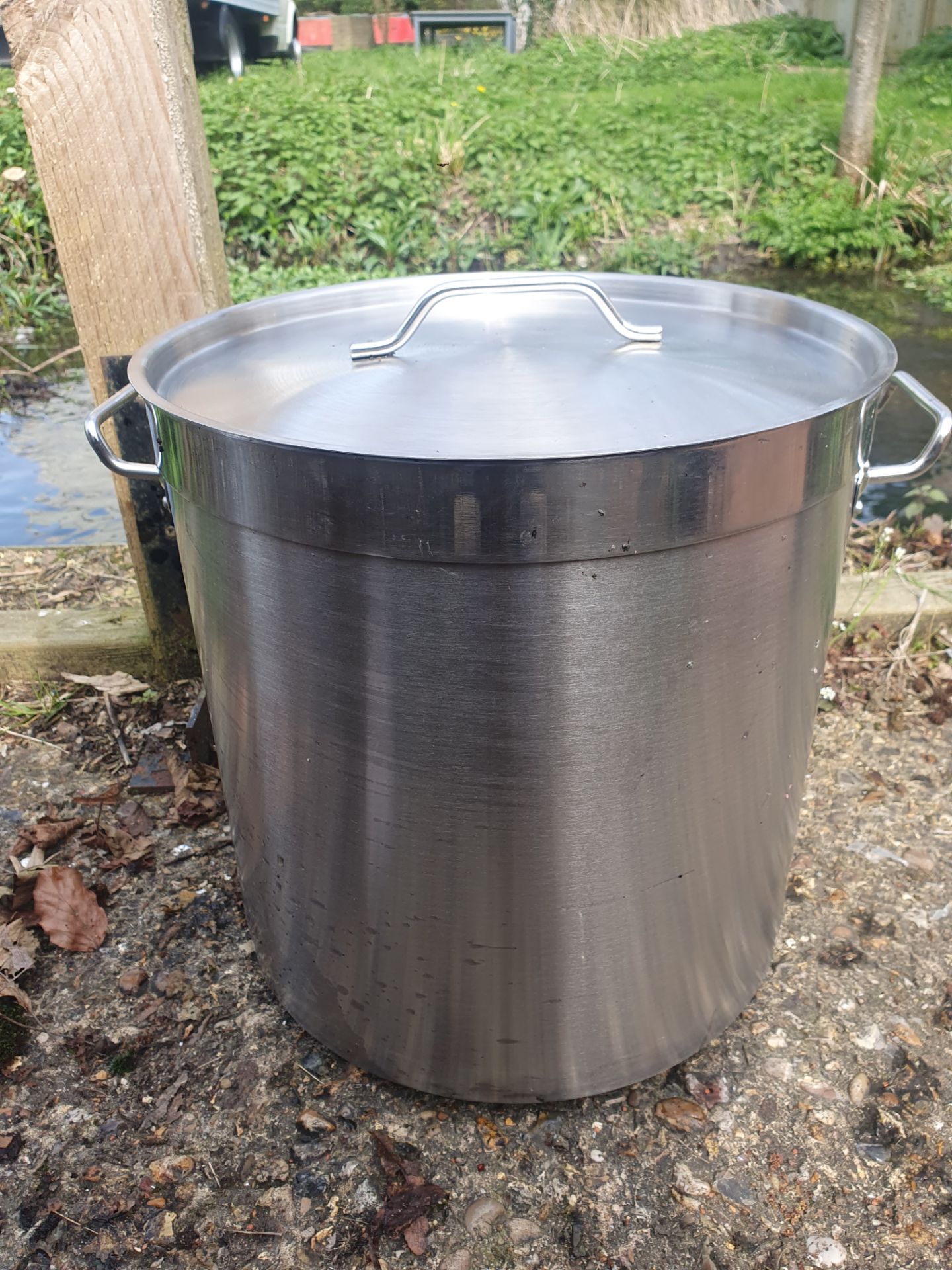 A Set of 5 Large Stainless Steel Pots With Lids. - Bild 10 aus 18