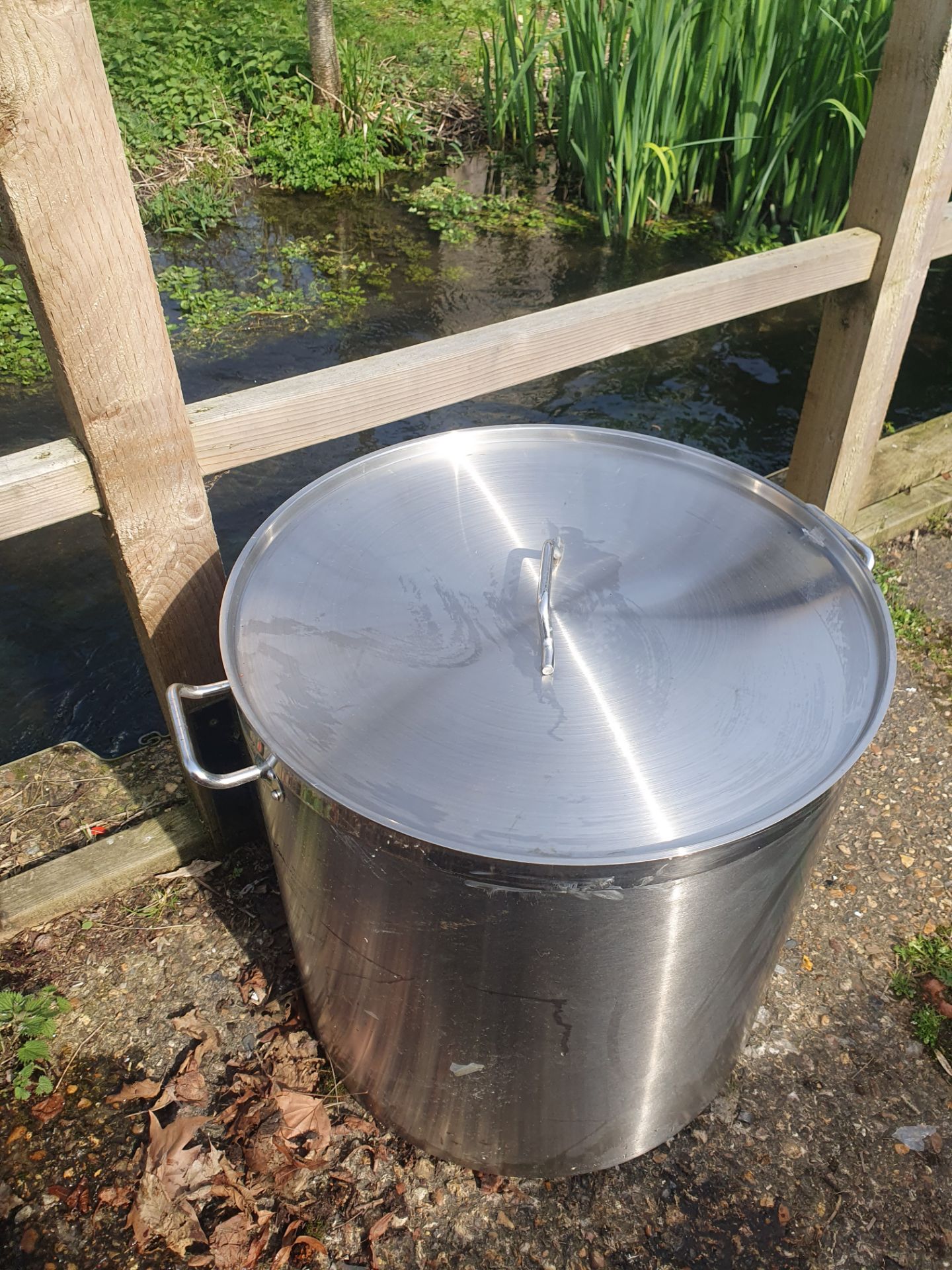 A Set of 5 Large Stainless Steel Pots With Lids. - Image 17 of 18