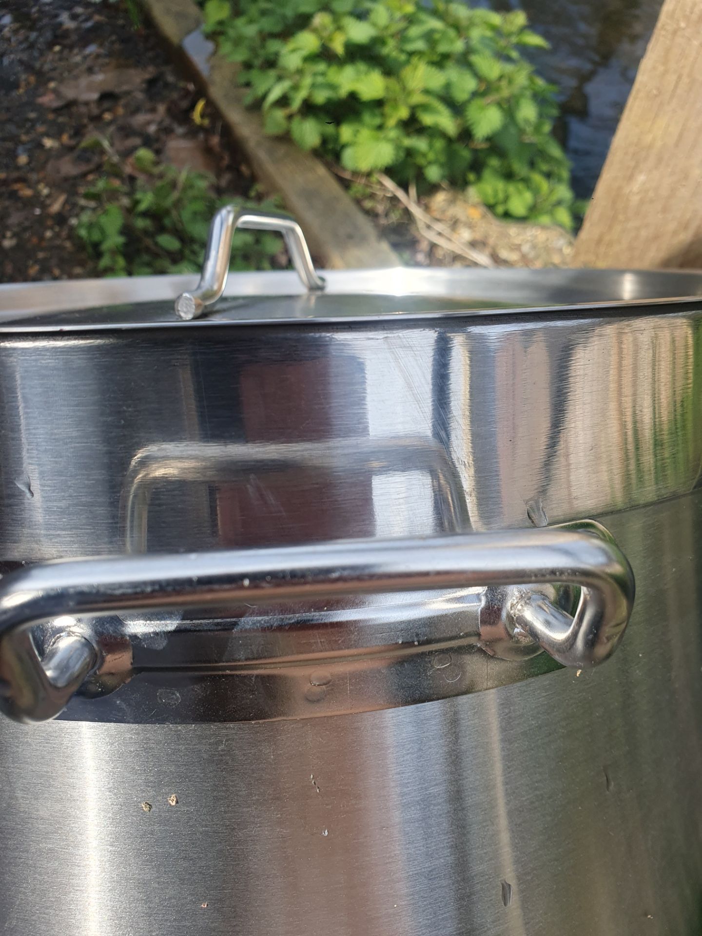 A Set of 5 Large Stainless Steel Pots With Lids. - Bild 7 aus 18