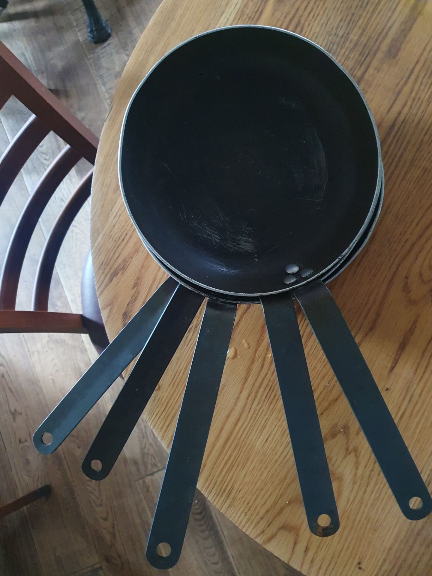 5 Medium Sized Non Stick Pans - Image 3 of 5