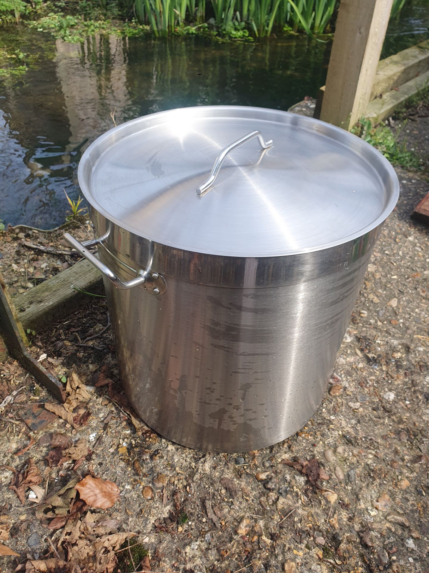 A Set of 5 Large Stainless Steel Pots With Lids. - Bild 9 aus 18