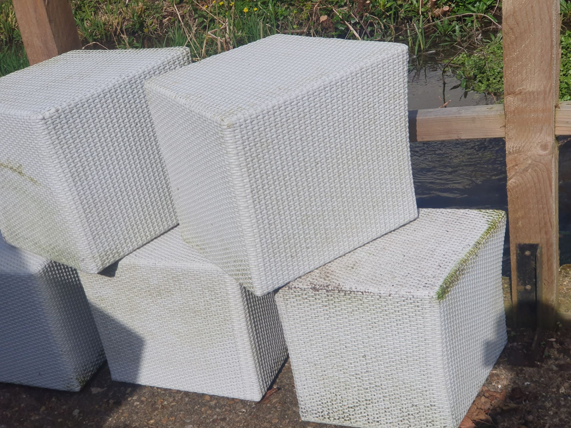 A Set of 5 White Rattan Garden Stools - Bild 3 aus 3