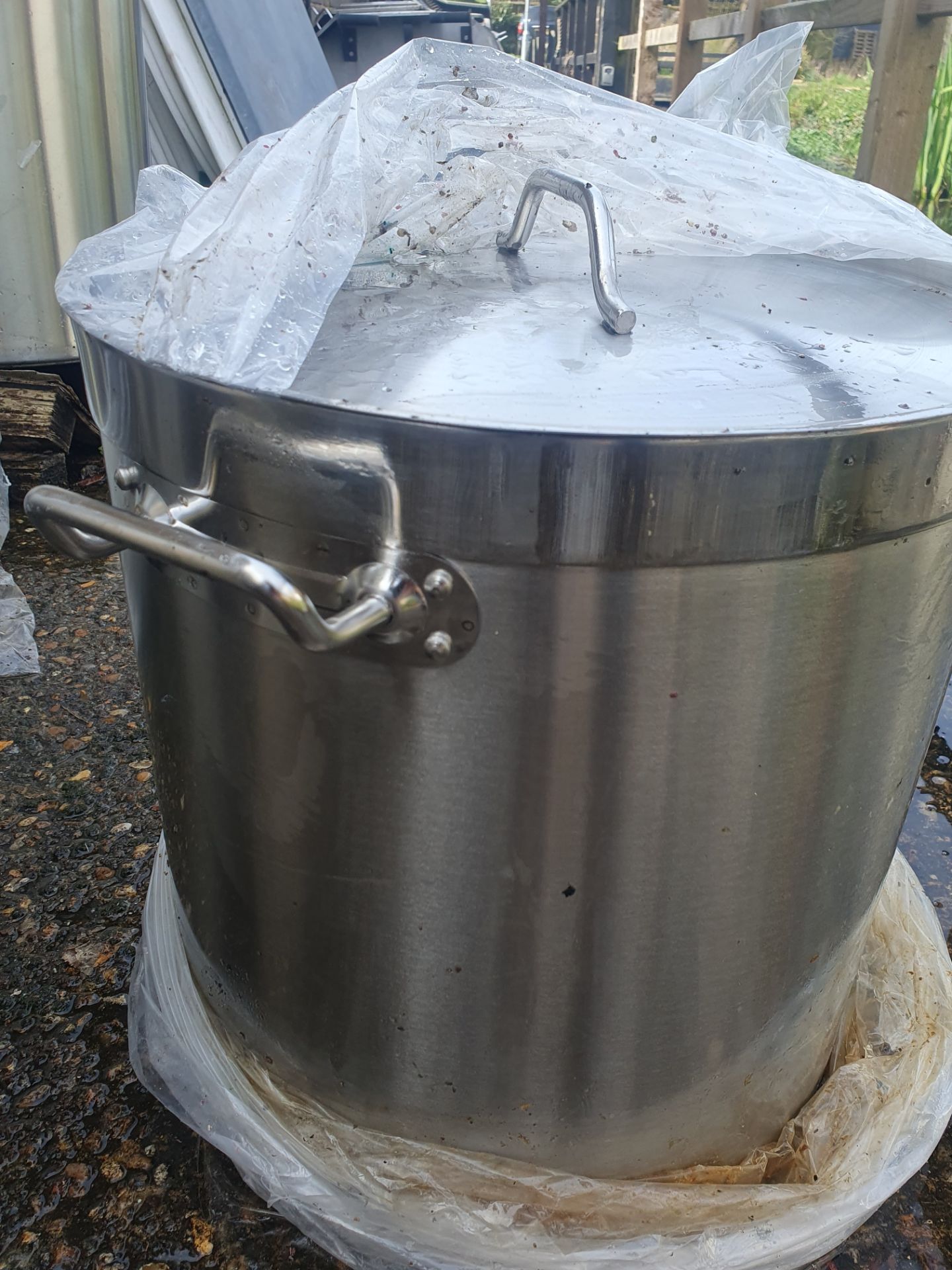 A Set of 5 Large Stainless Steel Pots With Lids. - Bild 6 aus 18