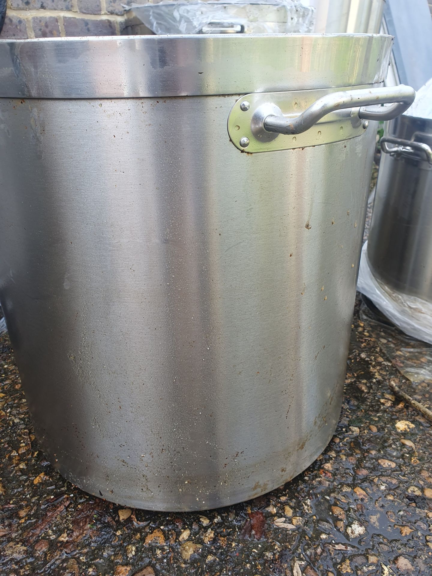 A Set of 5 Large Stainless Steel Pots With Lids. - Bild 2 aus 18
