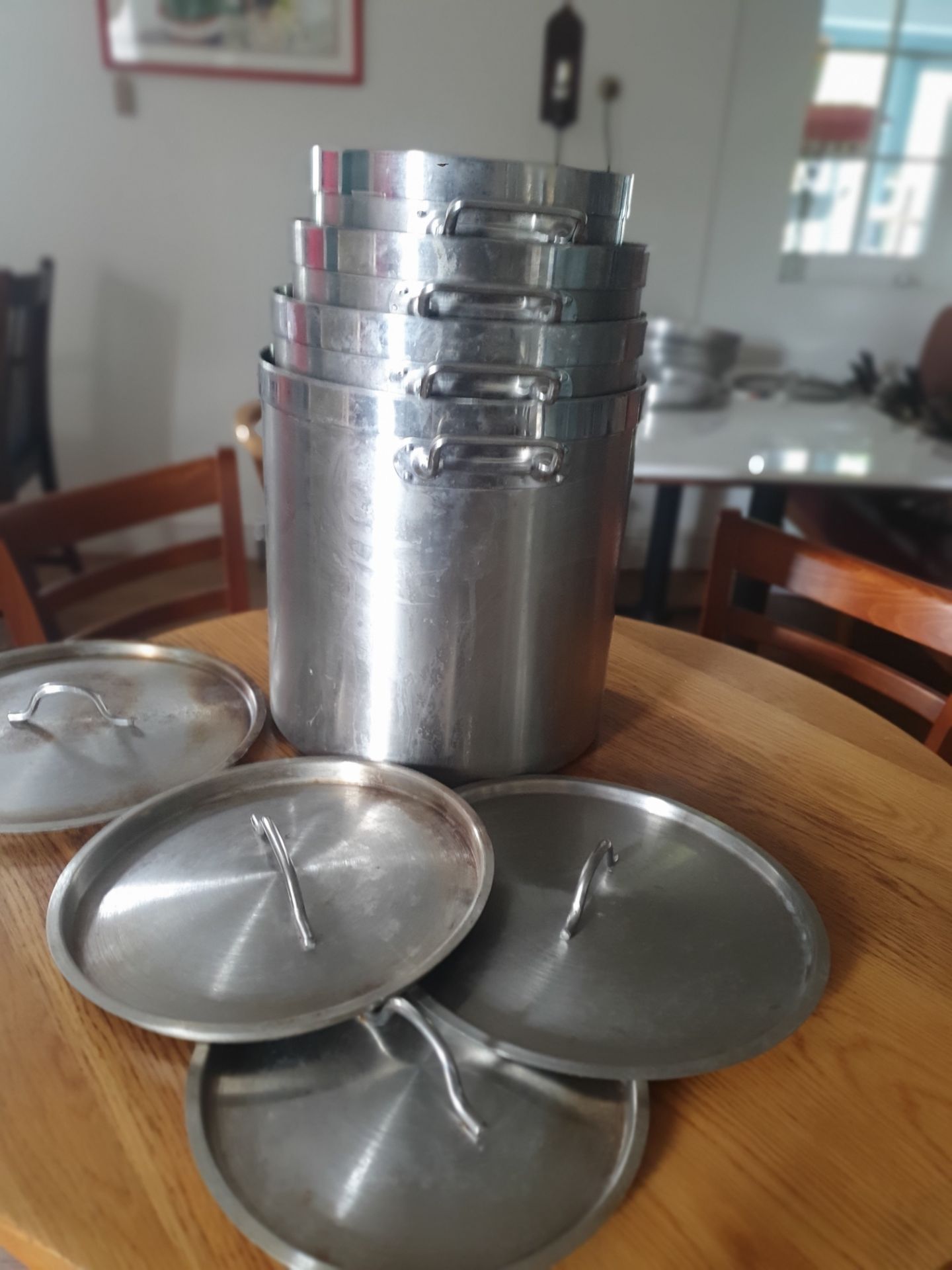 A Set of 4 Heavy Base Tall Stainless Steel Pots With Lids - Image 4 of 8