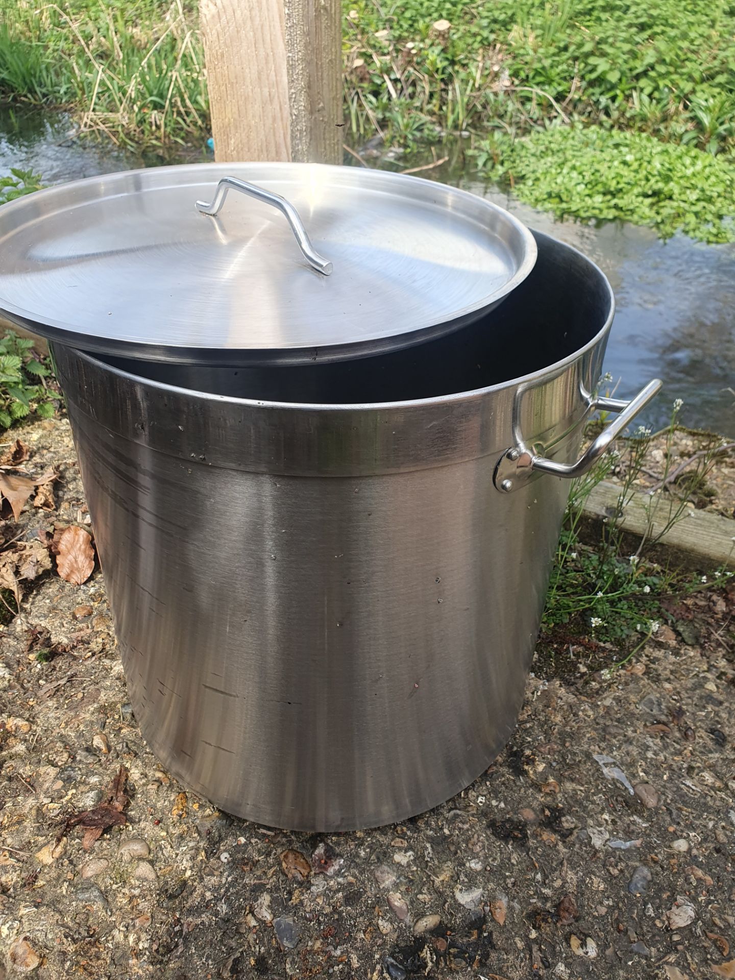 A Set of 5 Large Stainless Steel Pots With Lids. - Bild 8 aus 18