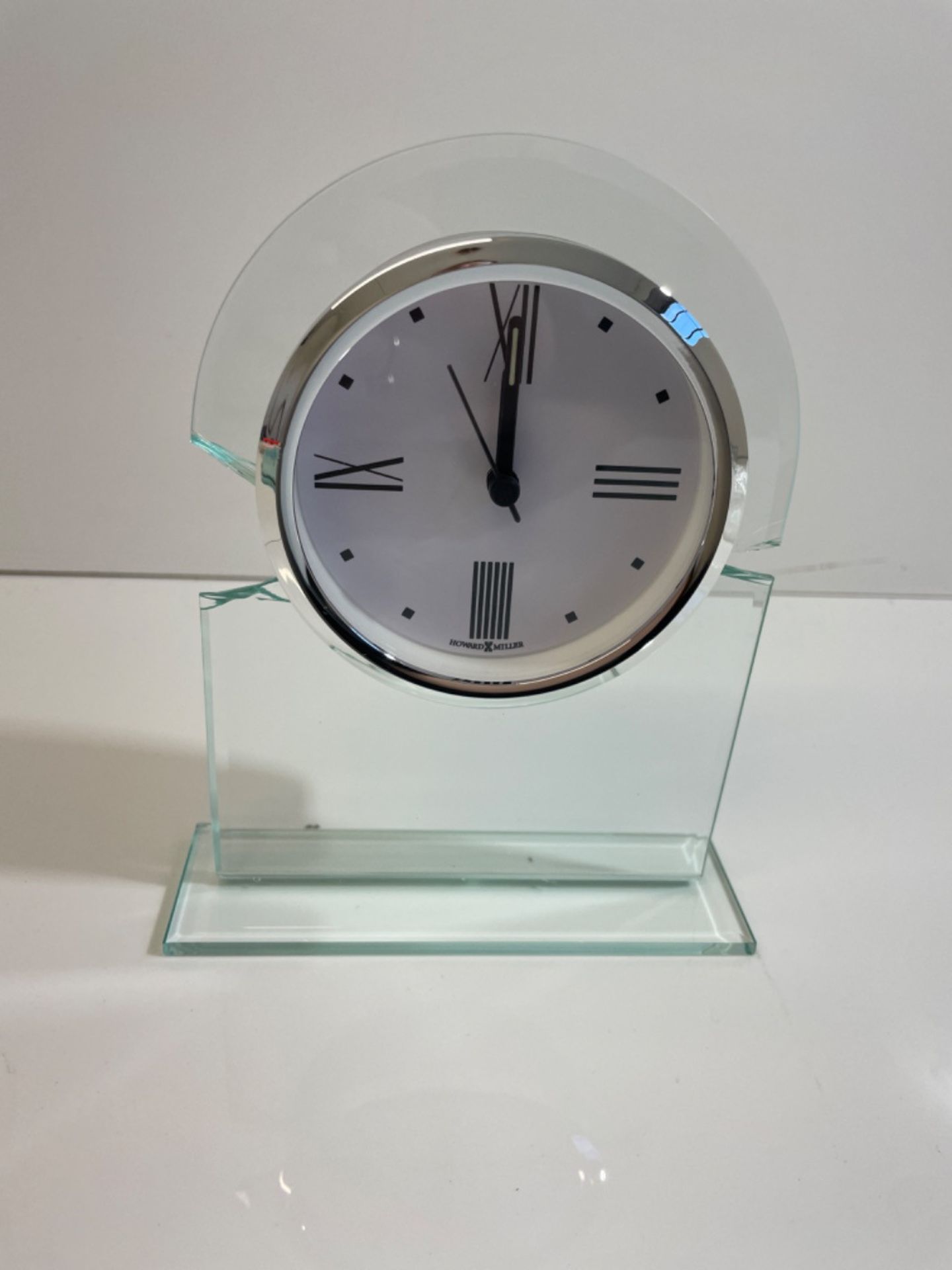 Howard Miller Regent Table Clock 645-579 – Beveled Glass Arch Timepiece, Glass Base Mount, Black - Image 2 of 2