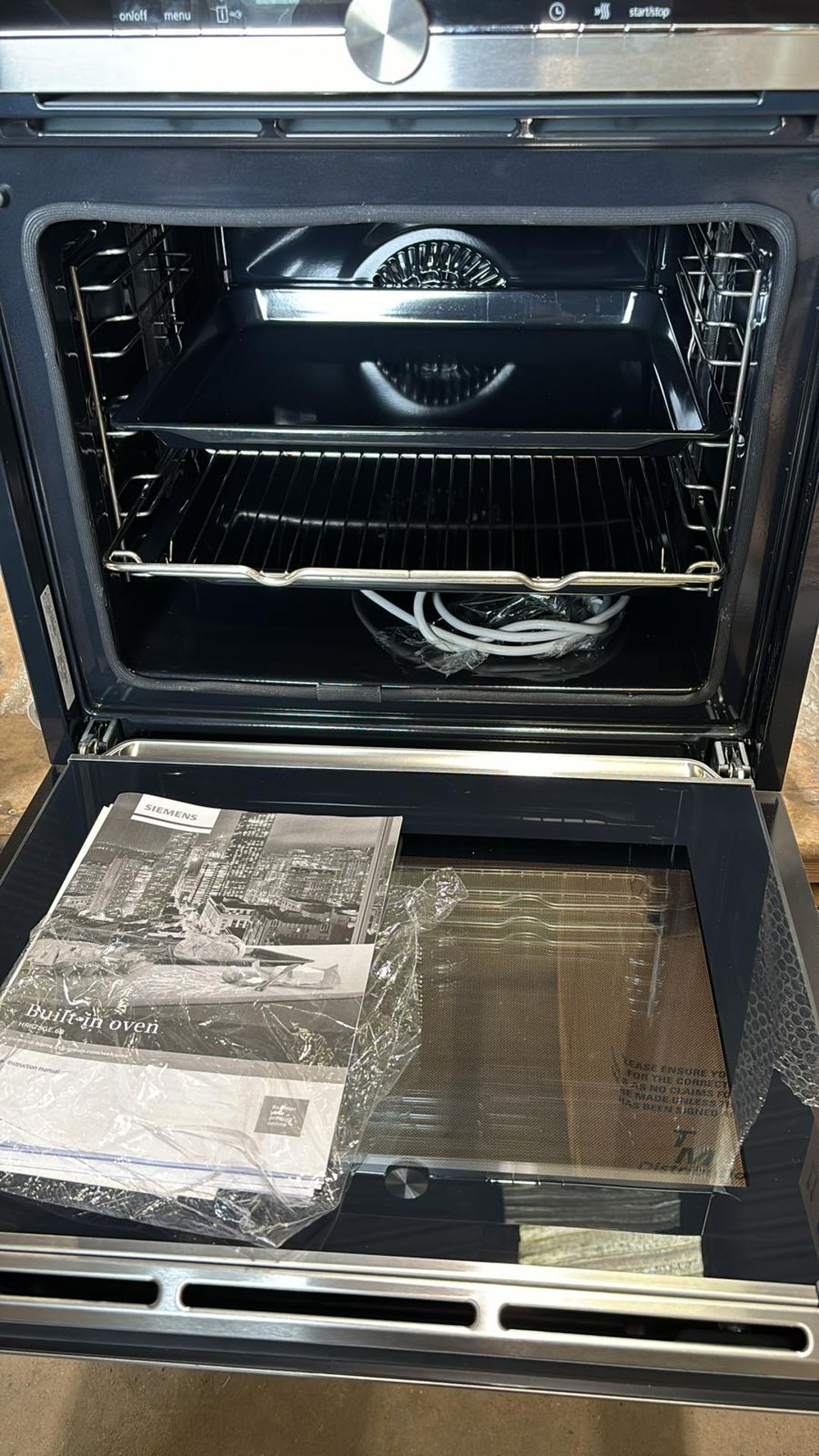 Ex-Display Brand New Boxed Siemens HR678GES6B Single Oven RRP £1573 - Image 3 of 3
