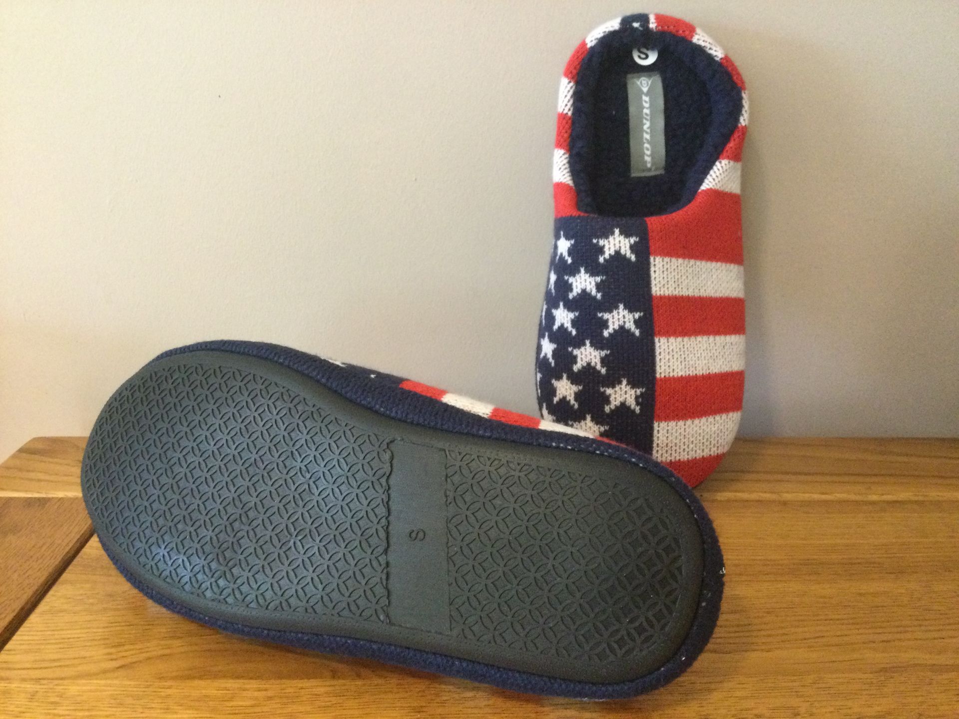 Job Lot 10 x Pairs Men's Dunlop, “USA Stars and Stripes” Memory Foam, Mule Slippers, Size S (6/7) - Bild 3 aus 6