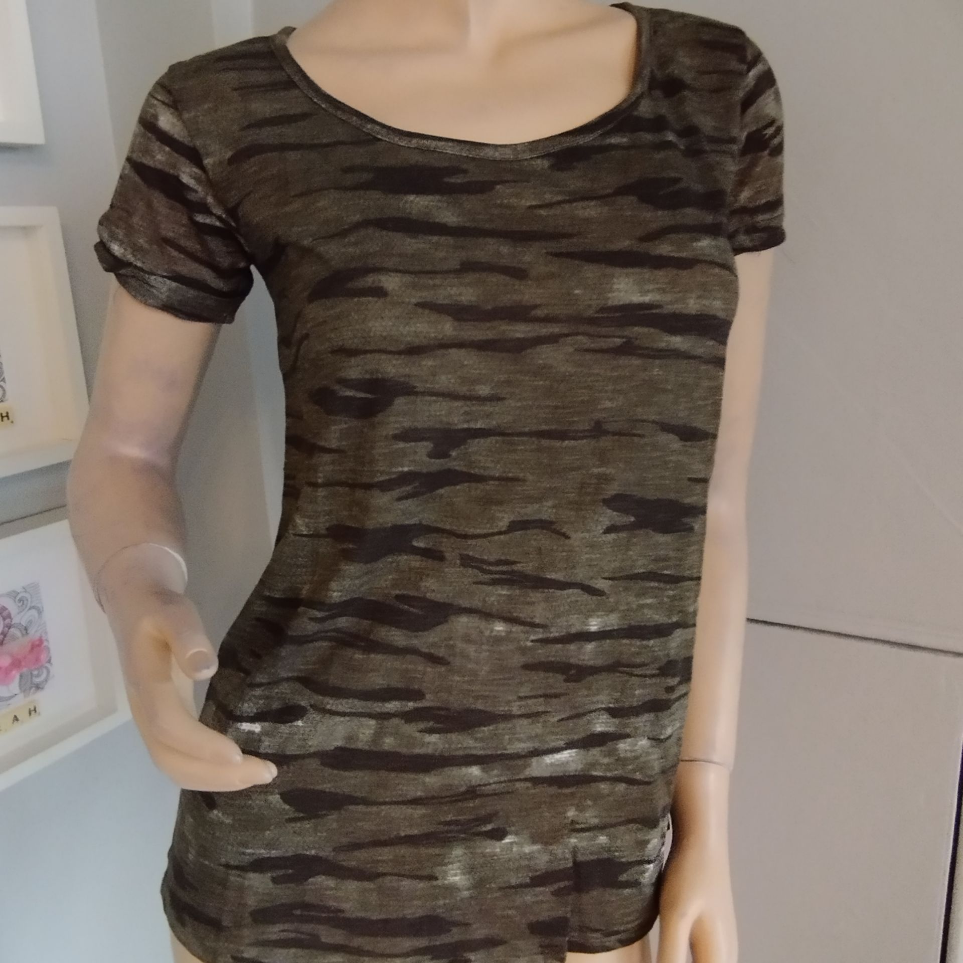 New Bagged Tagged Job lot Ladies Camo Print Short Sleeve Sheer Back T-shirt x 20 Size 6-14 - Image 3 of 9