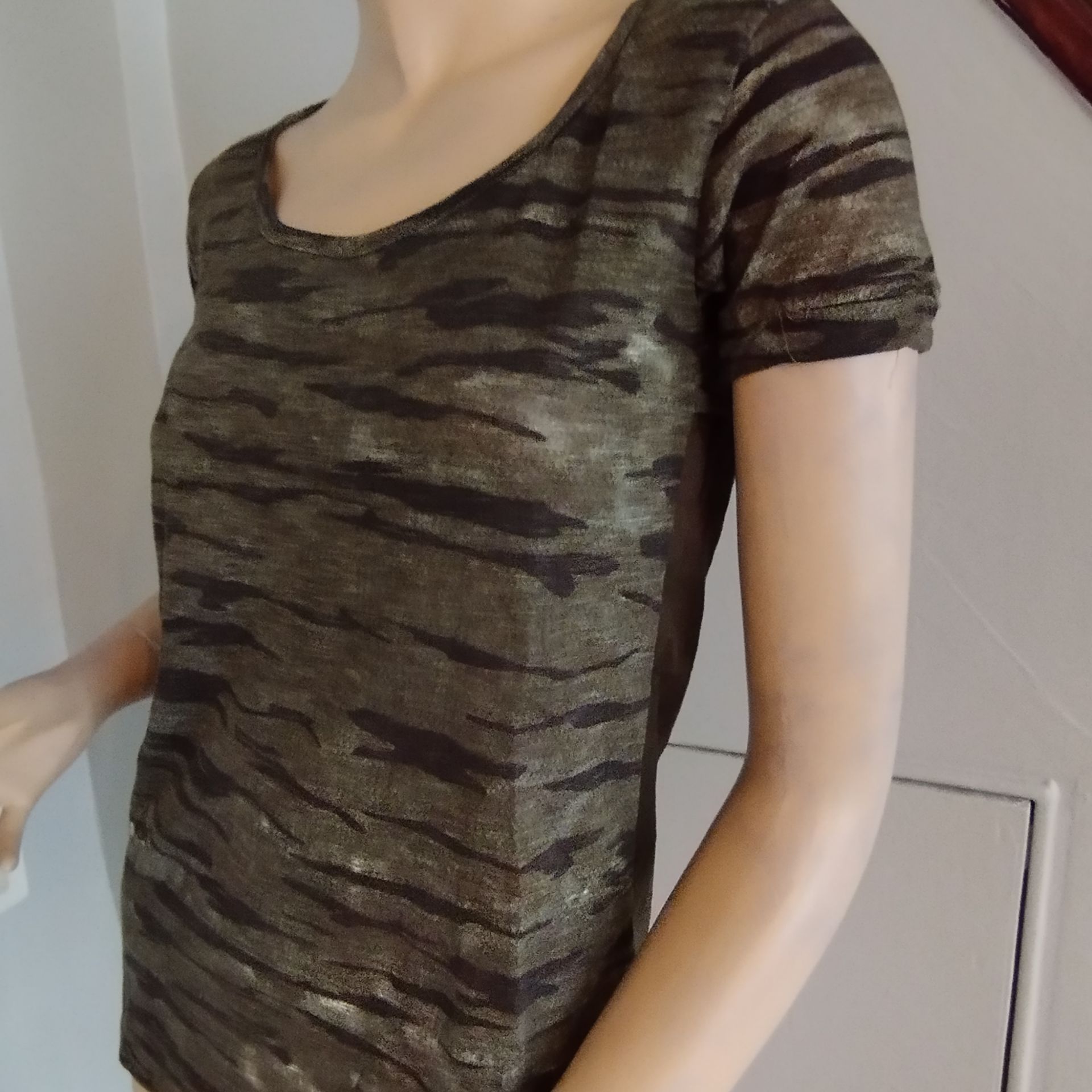 New Bagged Tagged Job lot Ladies Camo Print Short Sleeve Sheer Back T-shirt x 20 Size 6-14 - Image 2 of 9